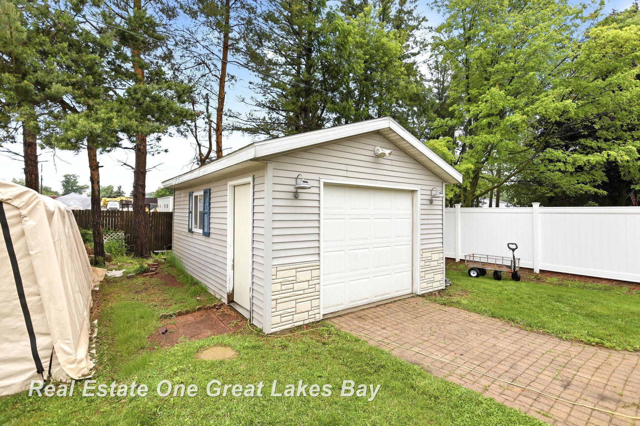 335 N Silver Street, Bad Axe, MI 48413 — Photo 36