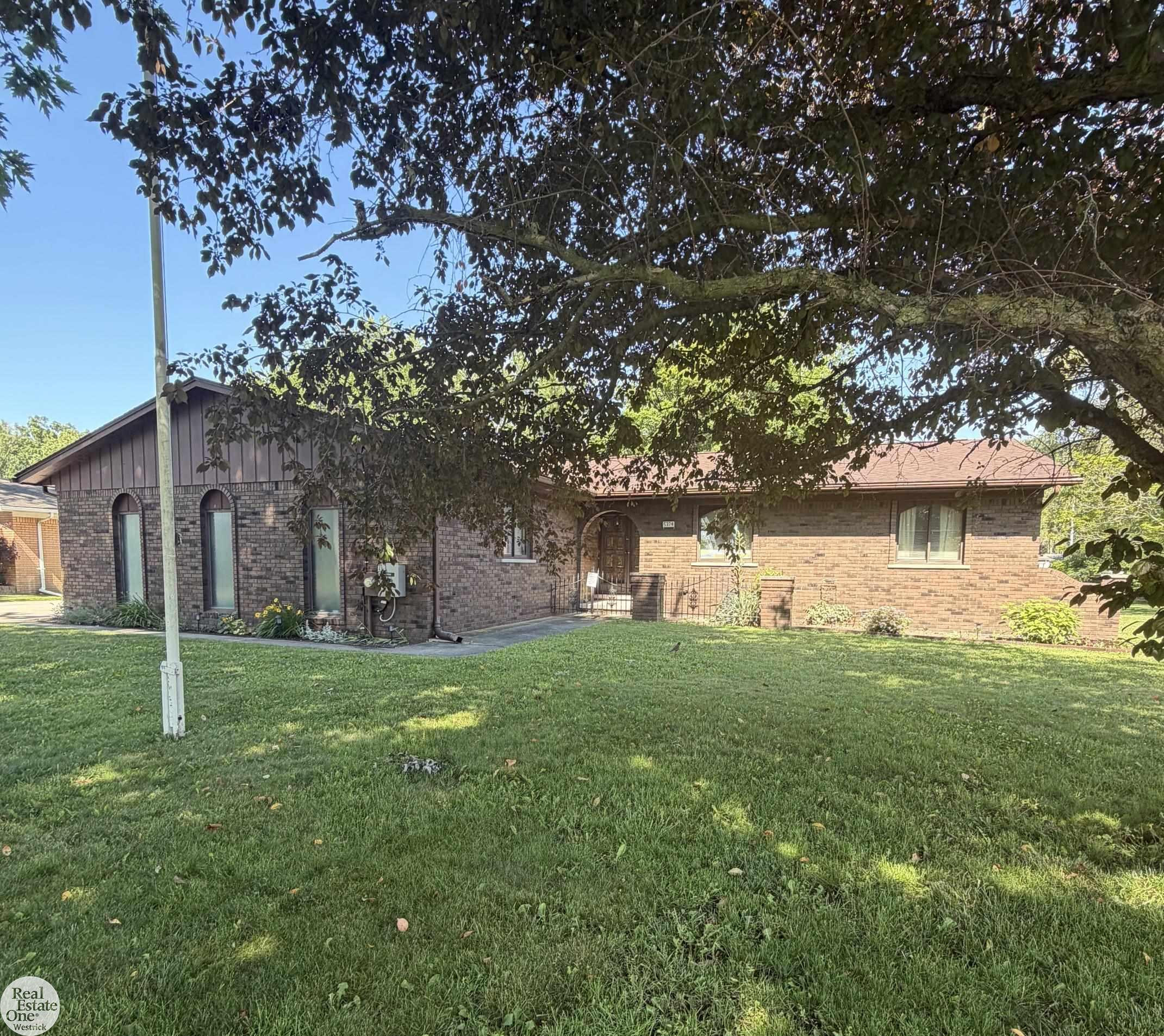 5374 Pointe Drive, MI — Photo 2