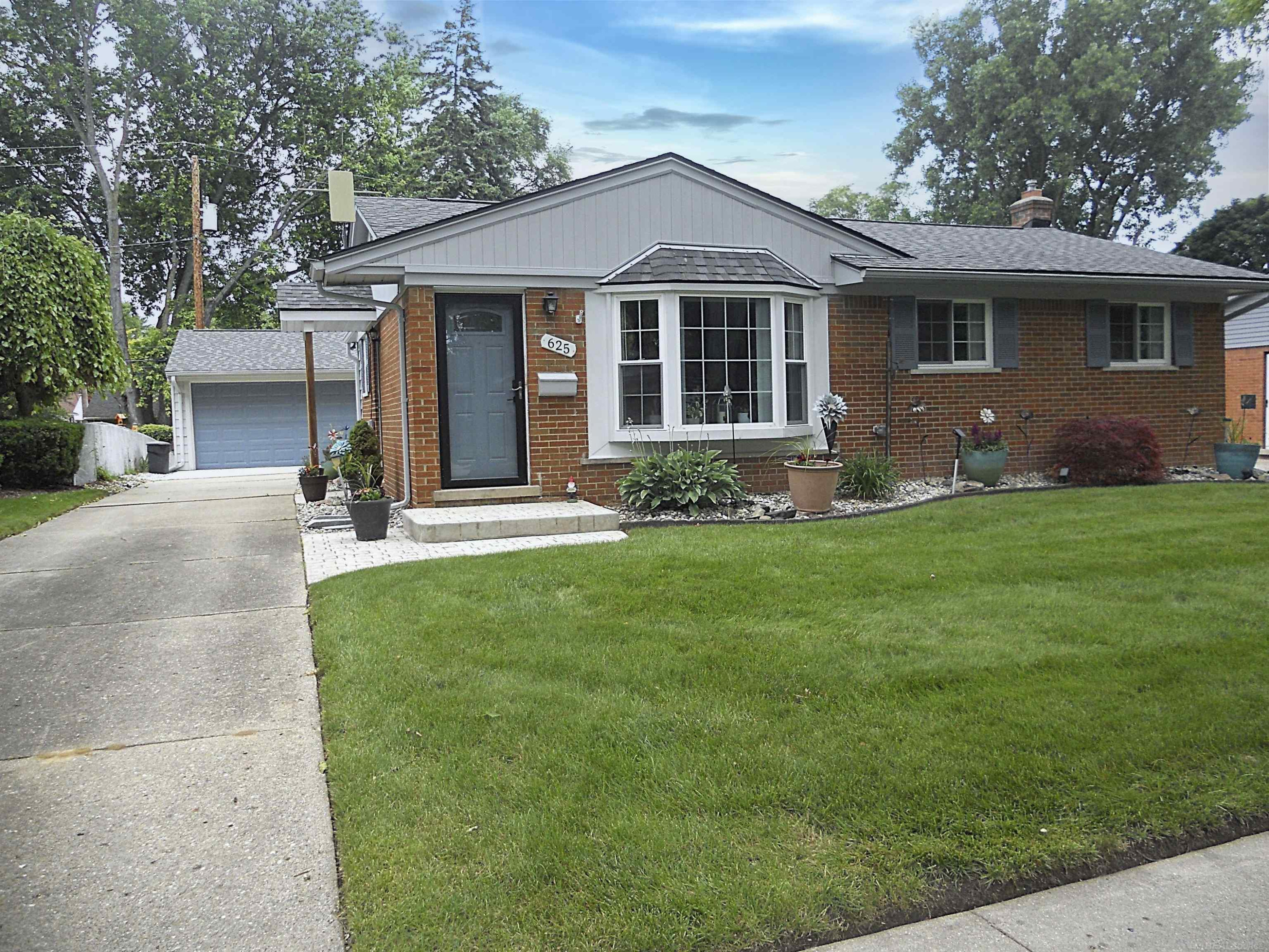 625 Rewold Drive, Rochester, MI 48307 — front exterior