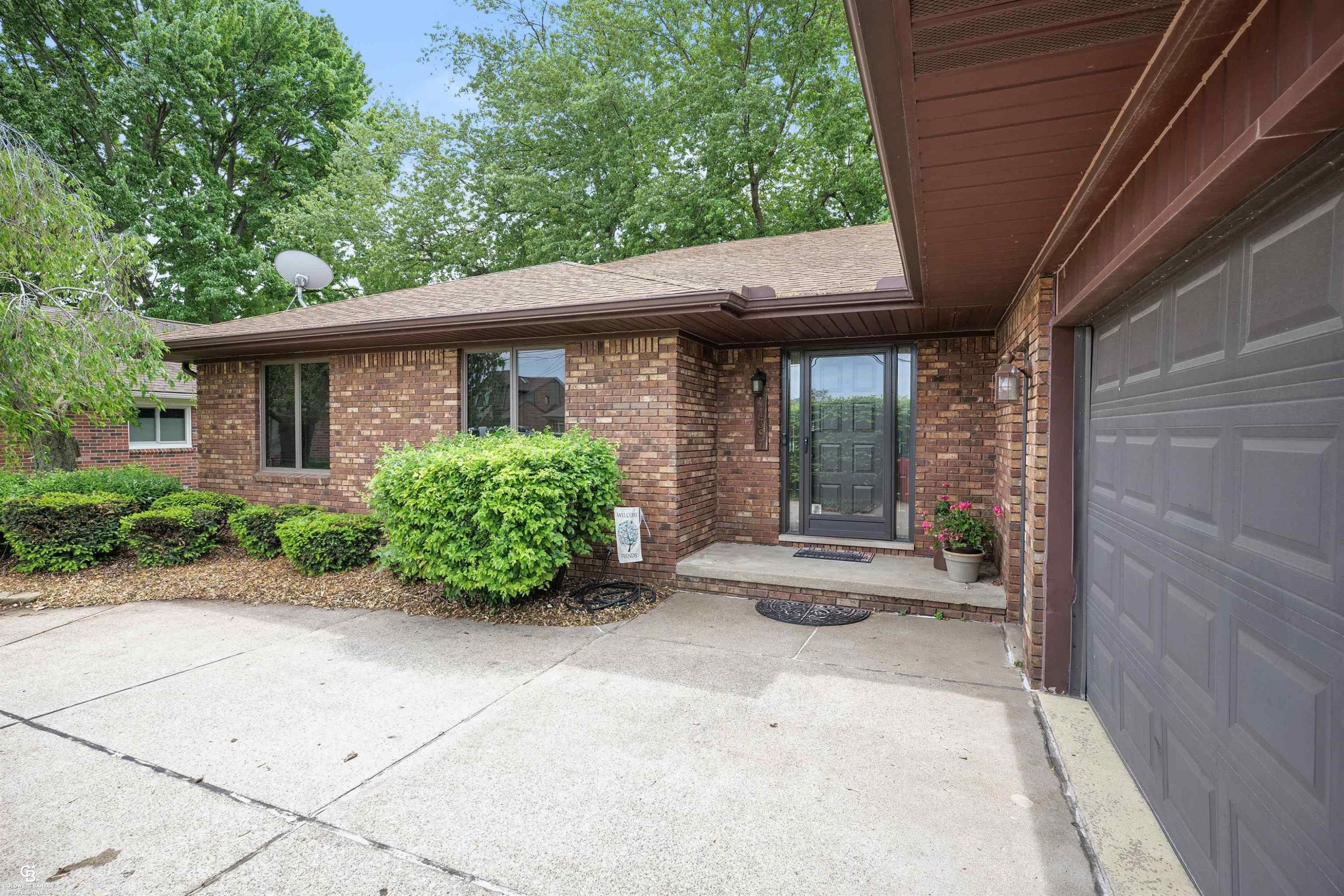 41397 Clairpointe St Street, MI — Photo 33