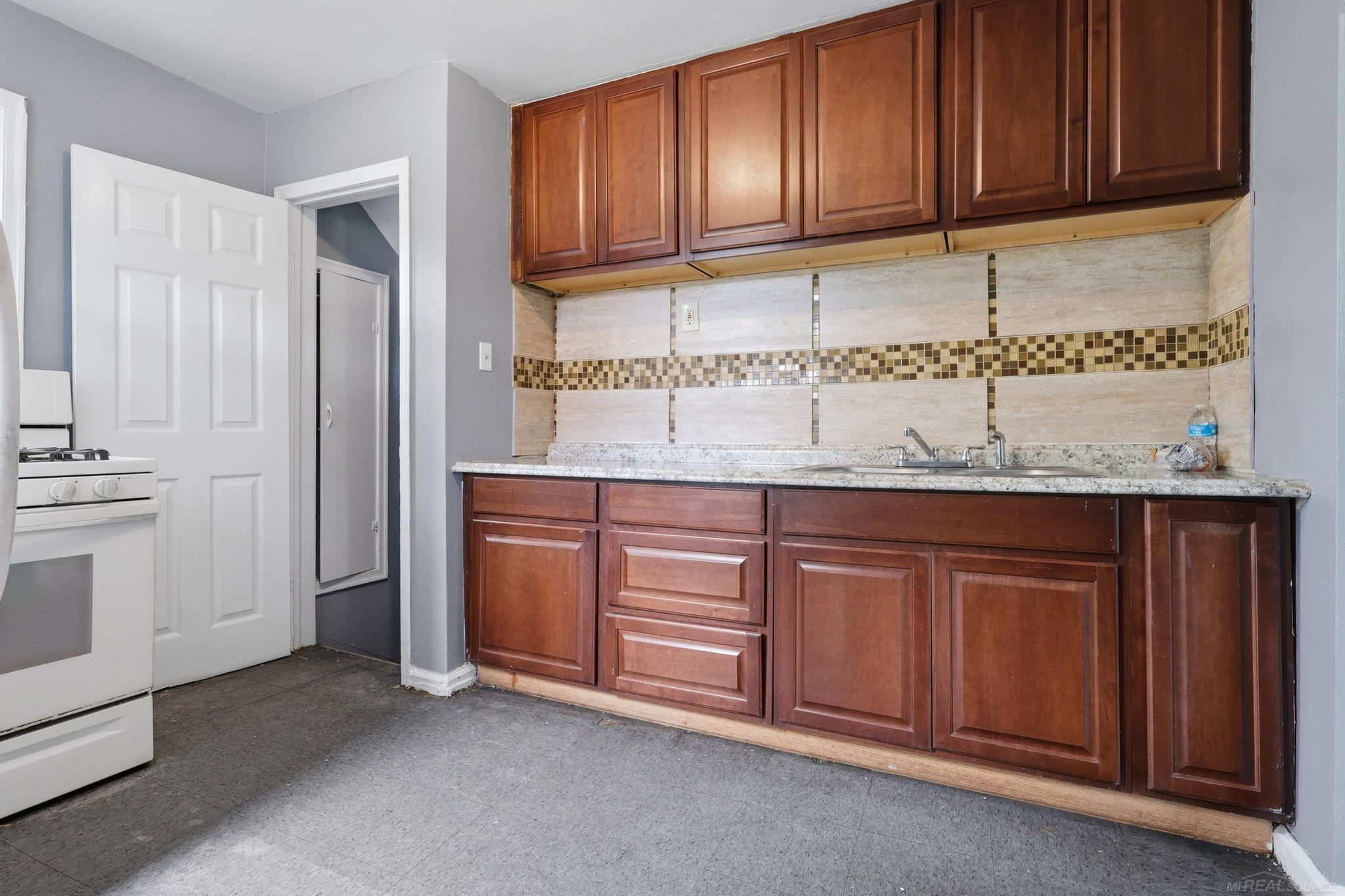 18545 Huntington Avenue, MI 48225 — Photo 6
