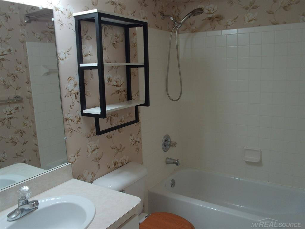 2009 Monarch Drive, Utica, MI 48316 — Photo 8