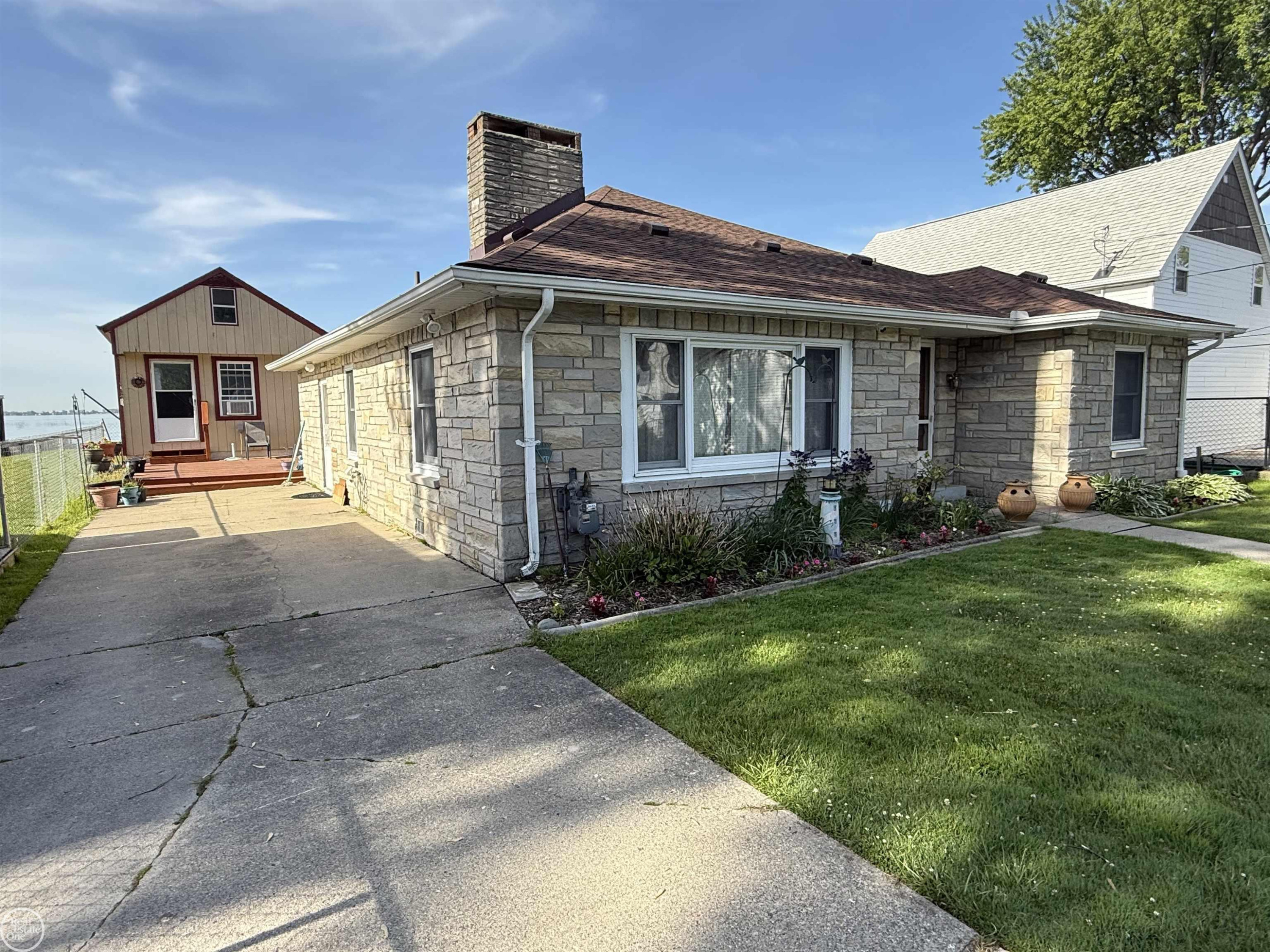 8473 Dixie Highway, MI — front exterior