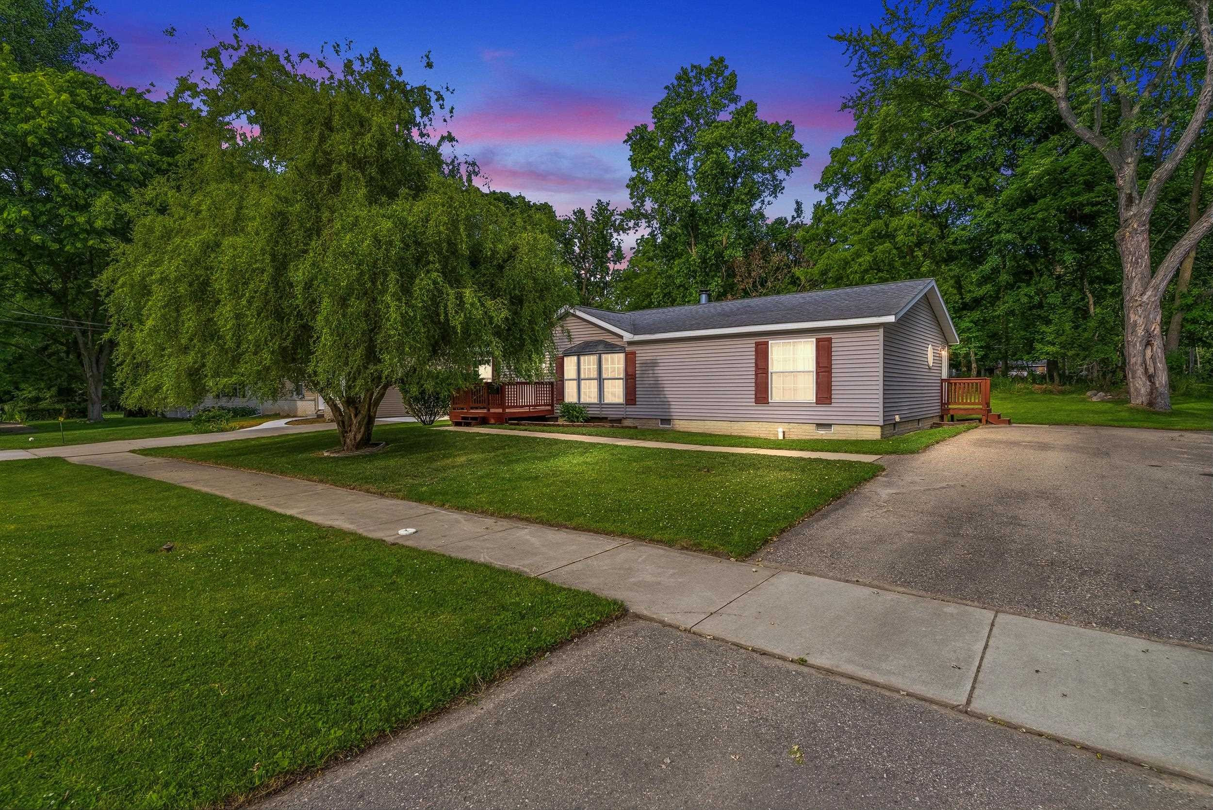 880 N East Street, Fenton, MI 48430 — front exterior
