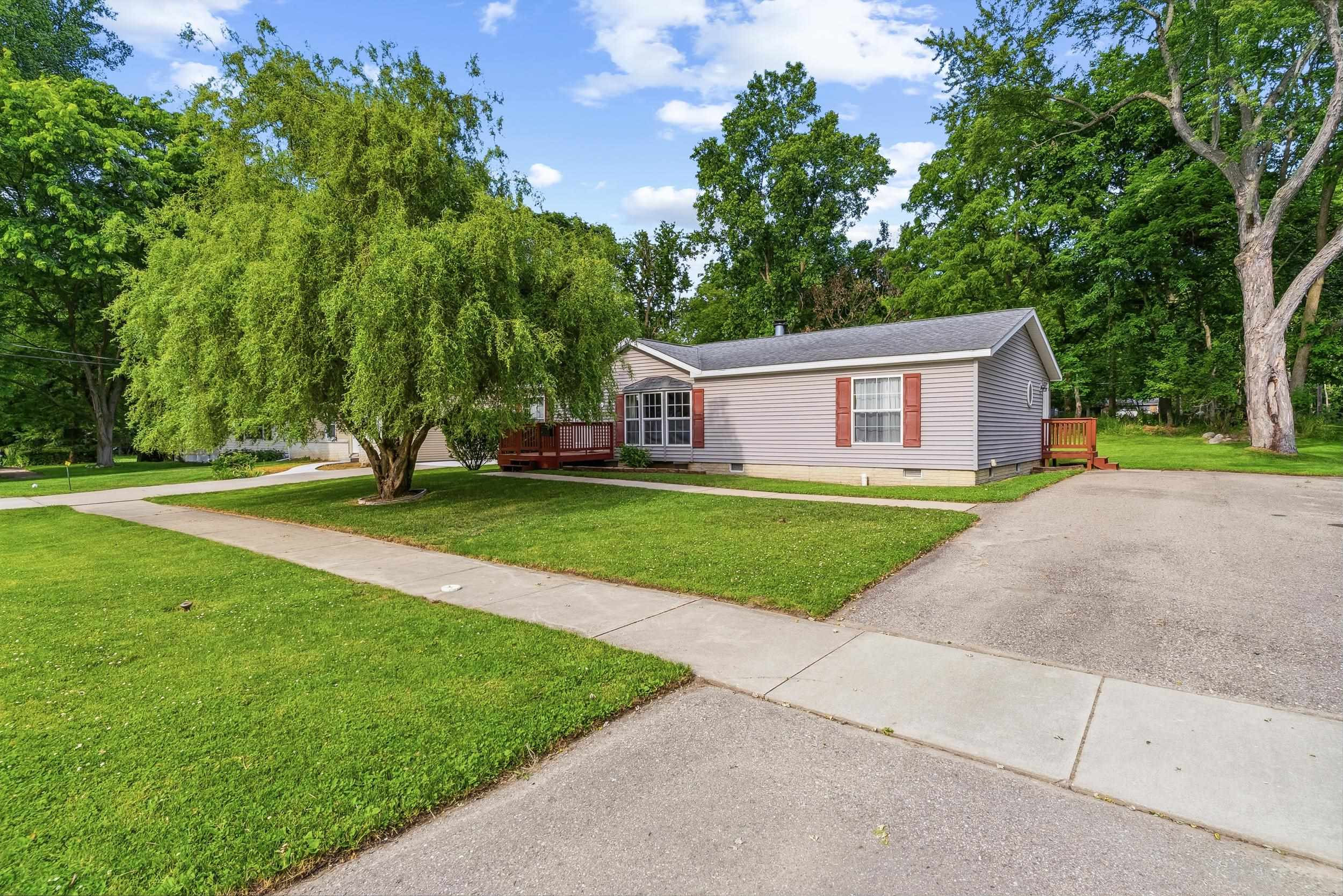 880 N East Street, Fenton, MI 48430 — Photo 2