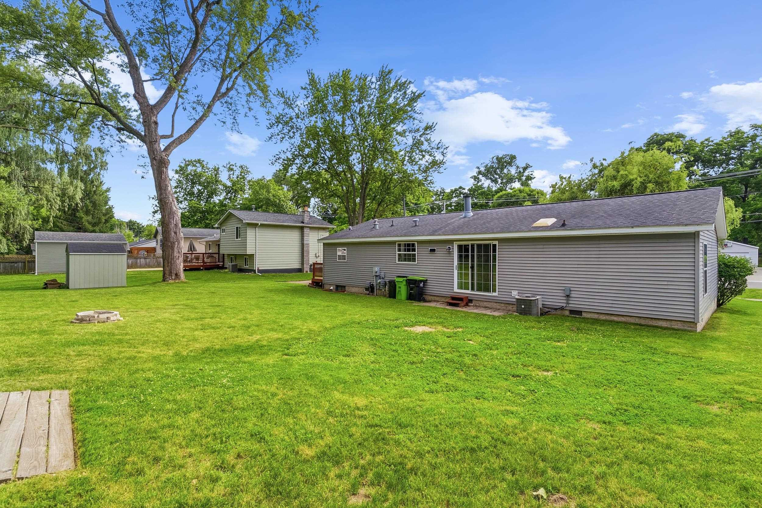 880 N East Street, Fenton, MI 48430 — Photo 11