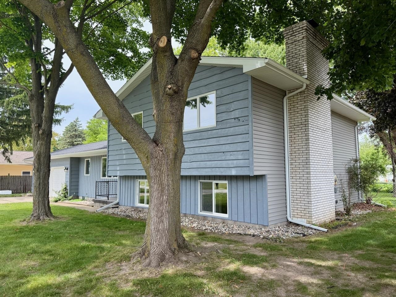 605 E Liberty Street, Chesaning, MI 48616 — Photo 2