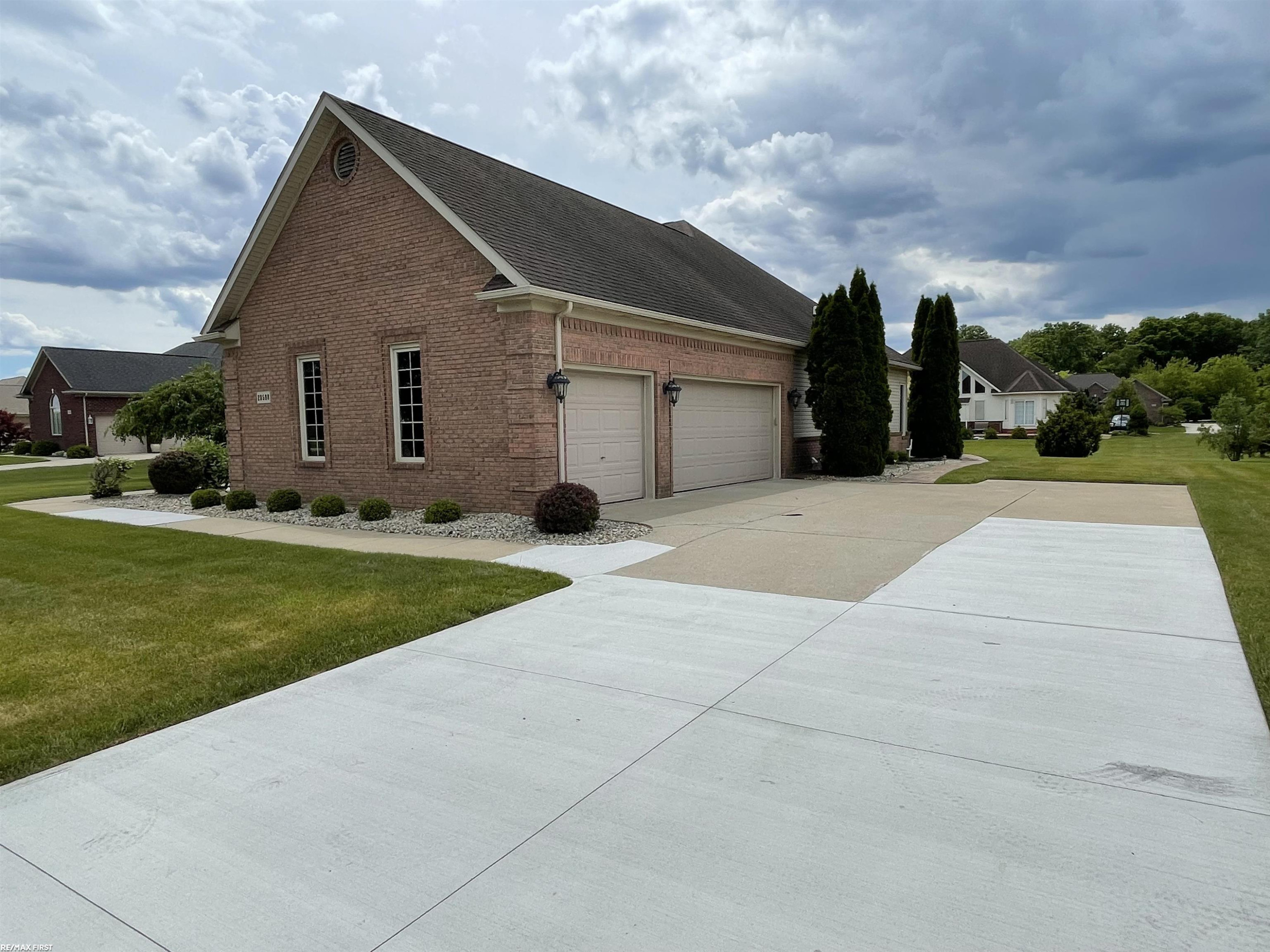 28598 Liparoto Boulevard, Flat Rock, MI 48134 — Photo 2