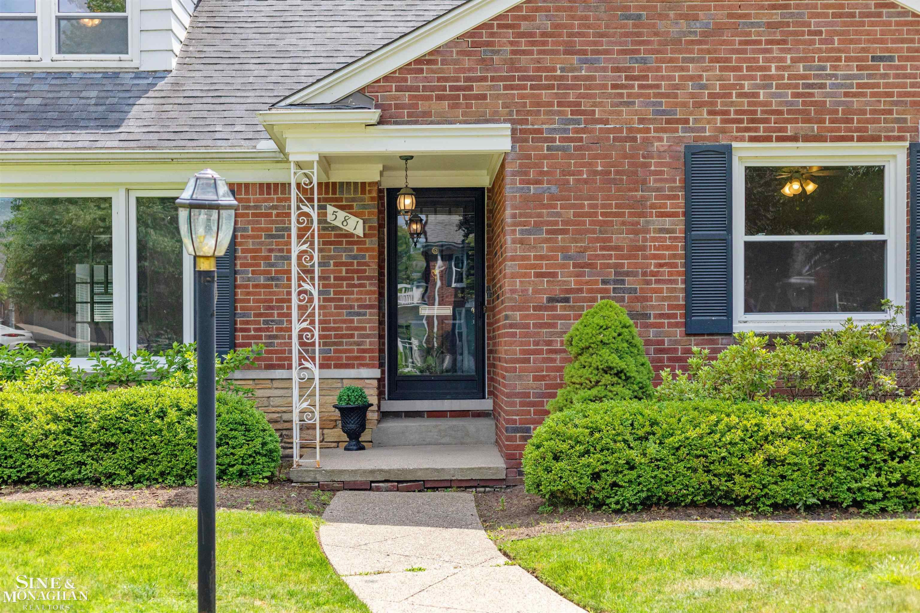 581 Hampton Road, Grosse Pointe Woods, MI 48236 — Photo 2