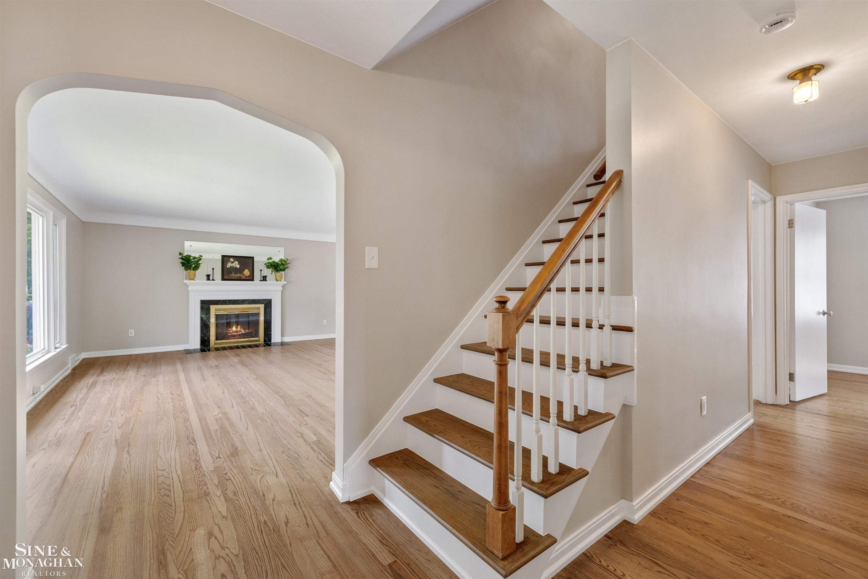 581 Hampton Road, Grosse Pointe Woods, MI 48236 — Photo 3