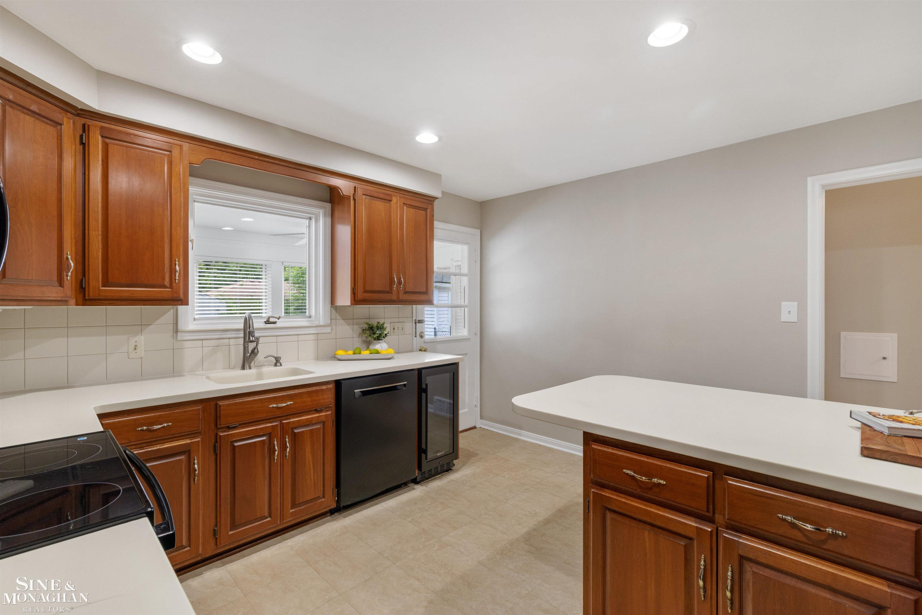 581 Hampton Road, Grosse Pointe Woods, MI 48236 — Photo 13