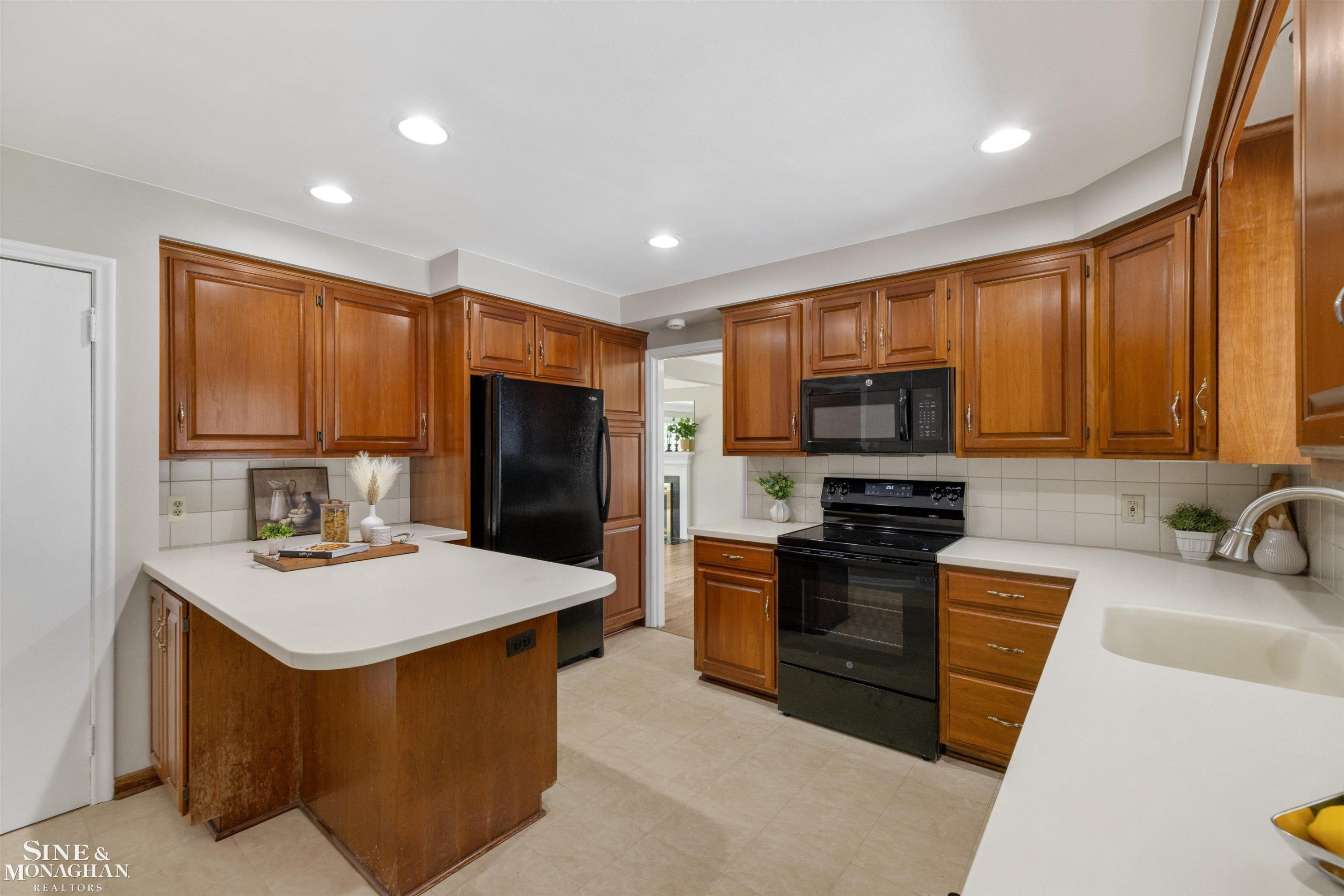 581 Hampton Road, Grosse Pointe Woods, MI 48236 — Photo 17