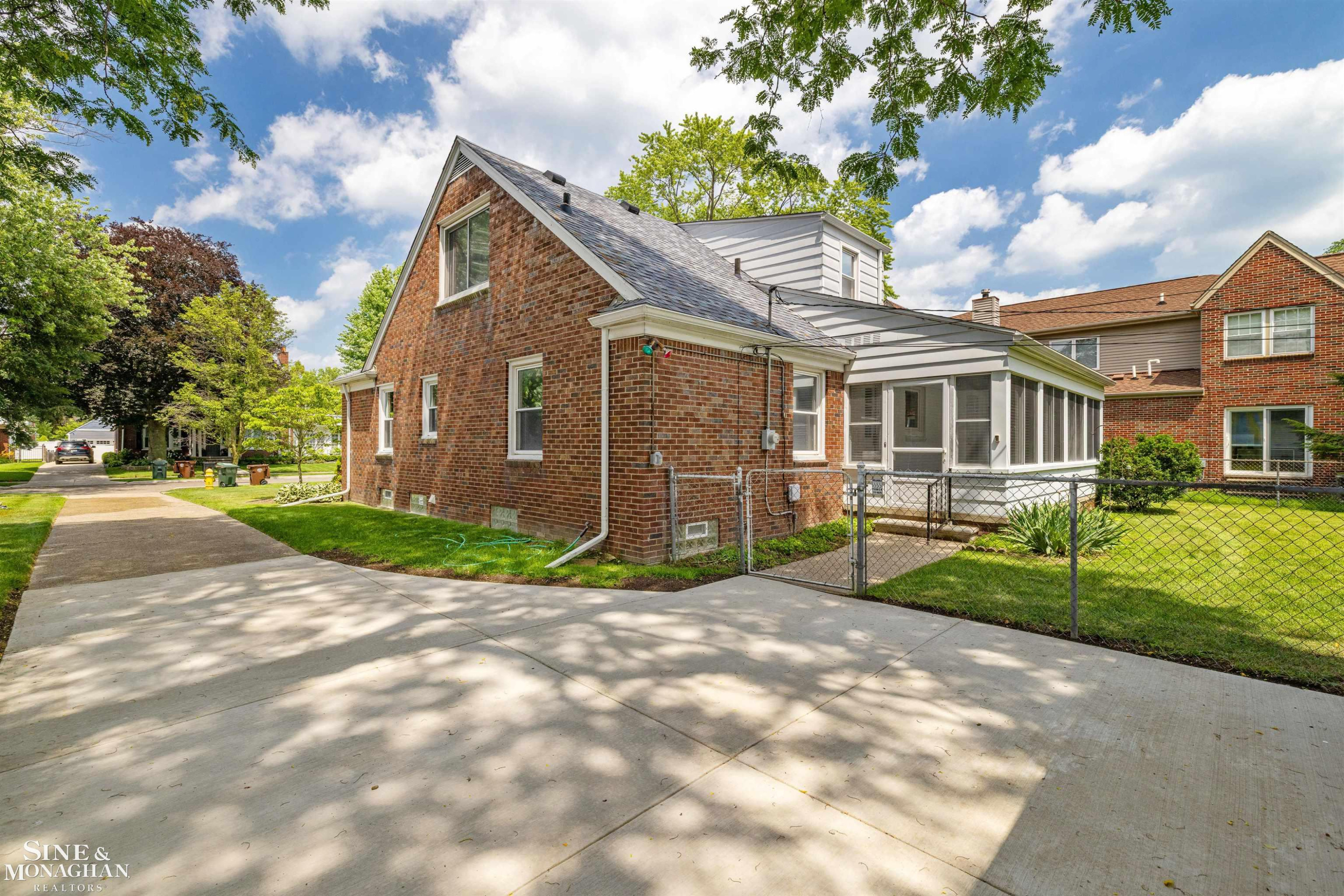 581 Hampton Road, Grosse Pointe Woods, MI 48236 — Photo 35