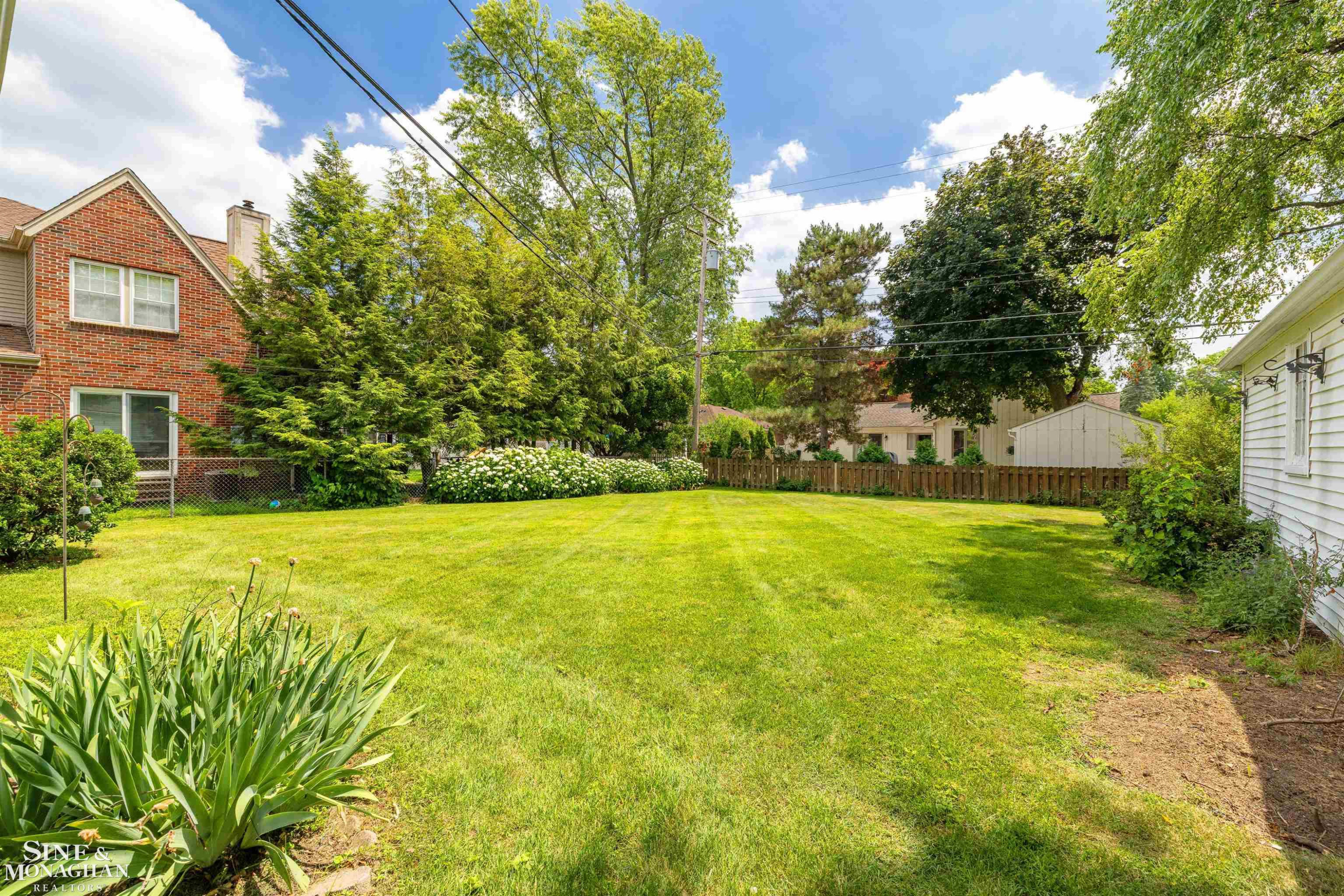 581 Hampton Road, Grosse Pointe Woods, MI 48236 — Photo 37
