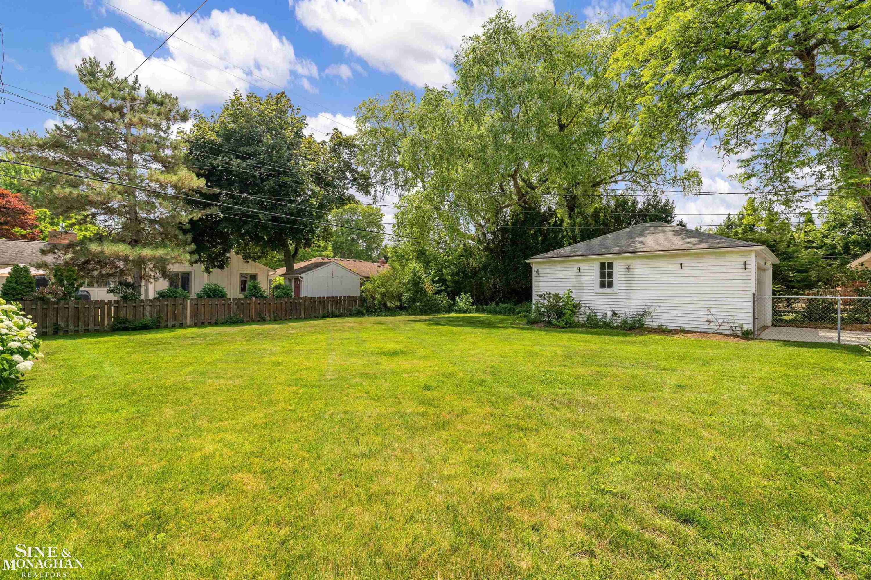 581 Hampton Road, Grosse Pointe Woods, MI 48236 — Photo 38