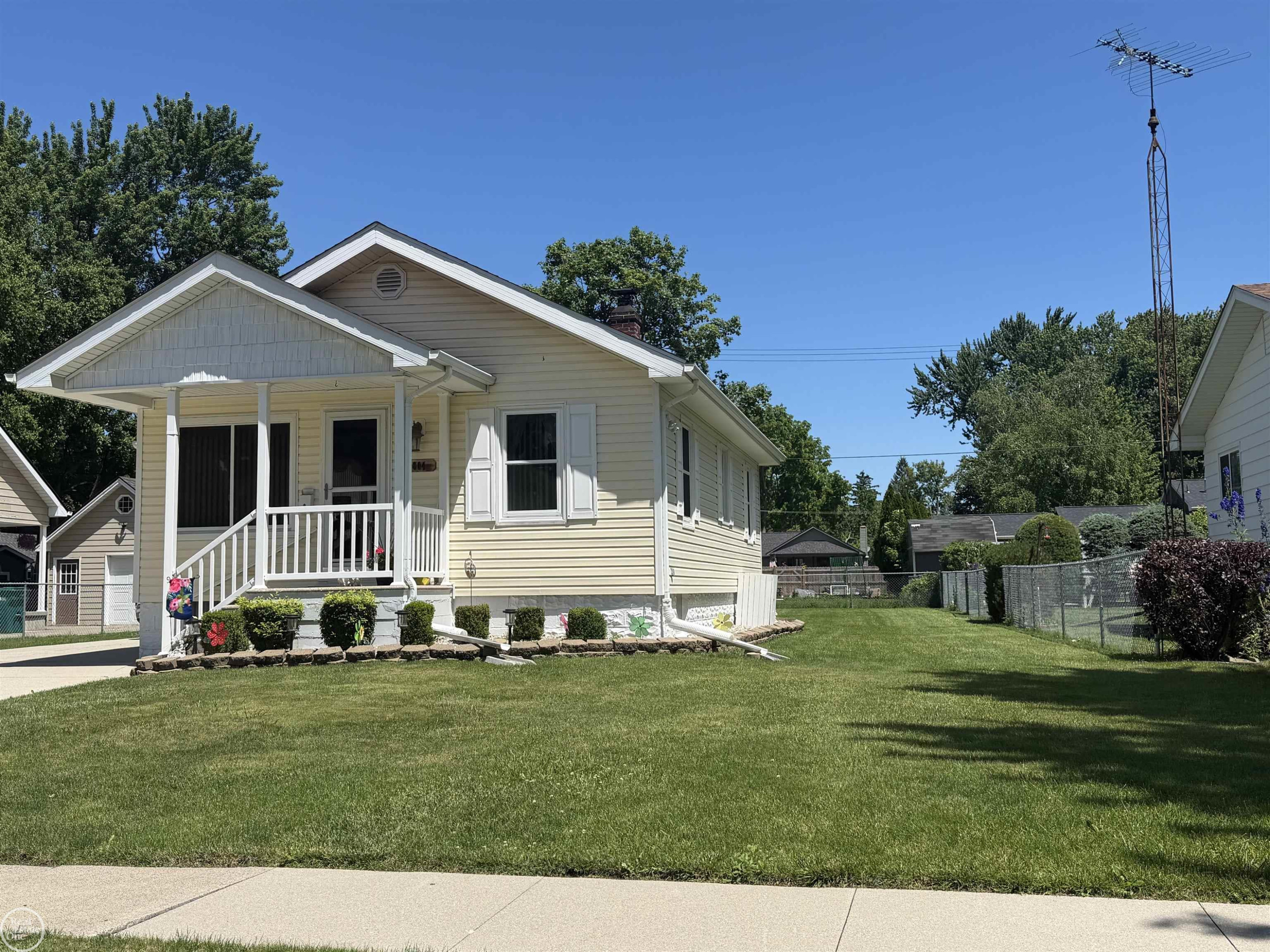 804 WATERLOO Street, MI 48079 — Photo 2
