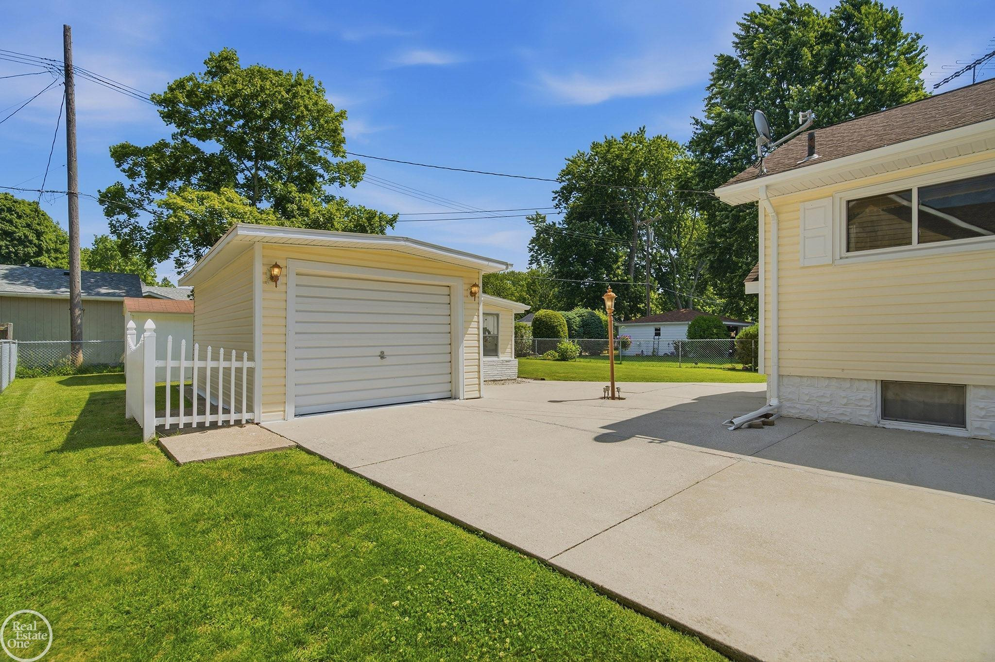 804 WATERLOO Street, MI 48079 — Photo 7