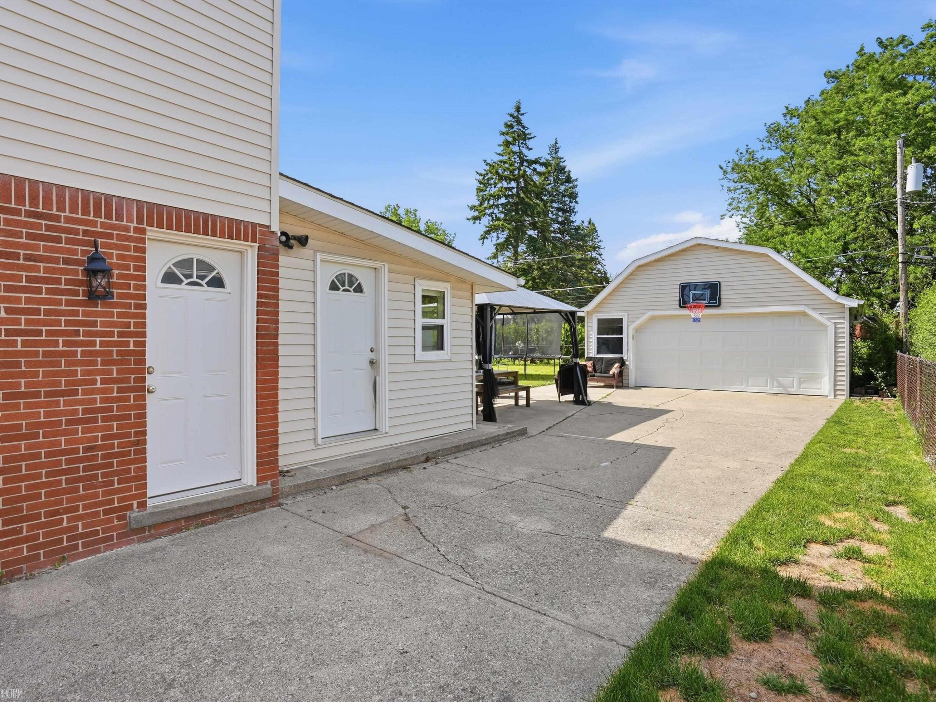 8835 Royce Drive, Sterling Heights, MI 48313 — Photo 41