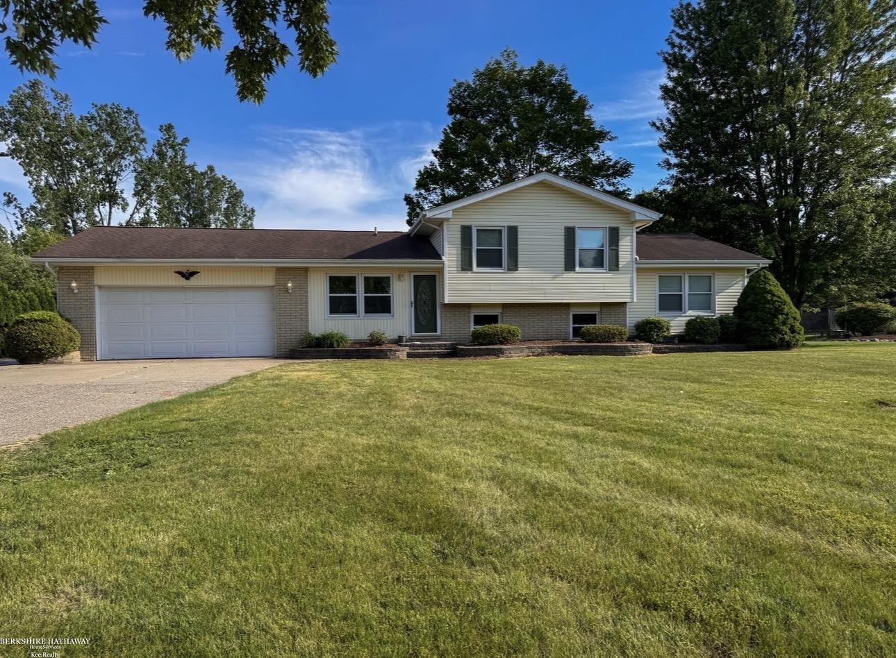 7894 Lantern Drive, Almont, MI 48003