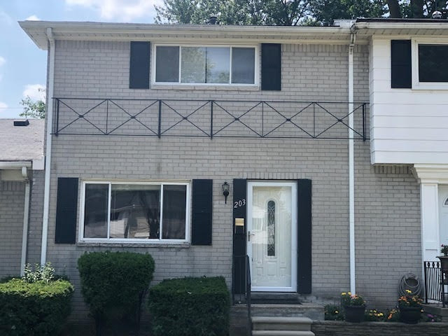 203 N Christine Circle, Mount Clemens, MI 48043