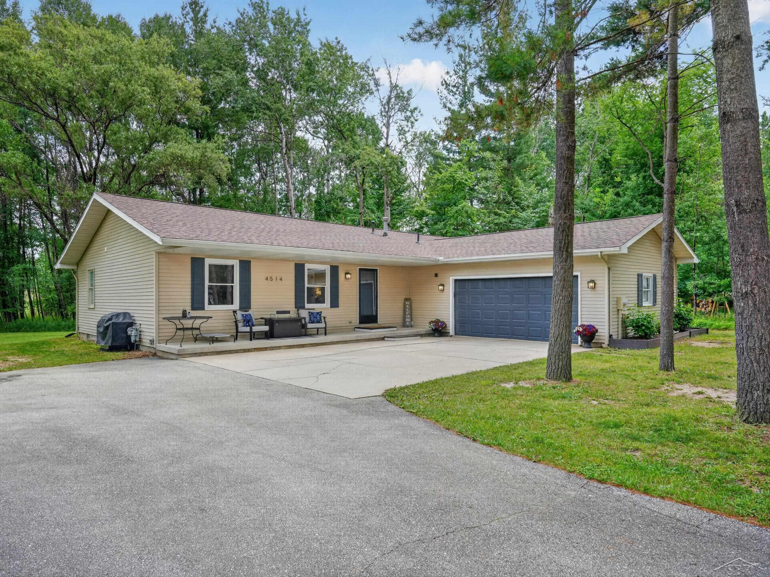 4514 W Salisbury Drive, Gladwin, MI 48624