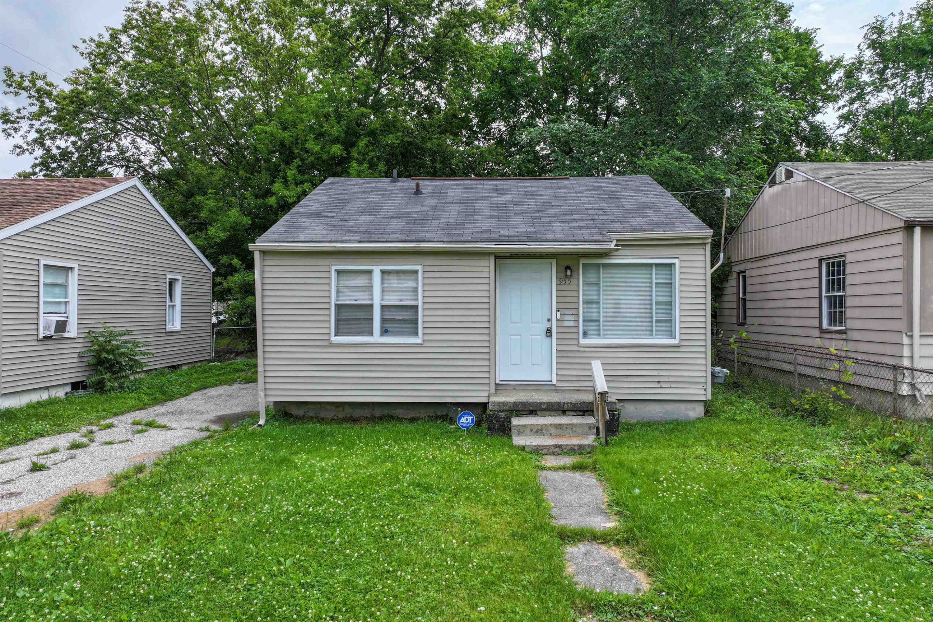 955 S Ballenger Highway, Flint, MI 48532 — front exterior