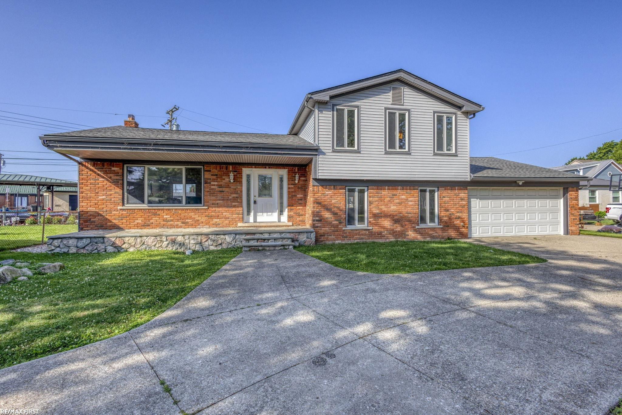 22770 Worthington Ct Court, Saint Clair Shores, MI 48081