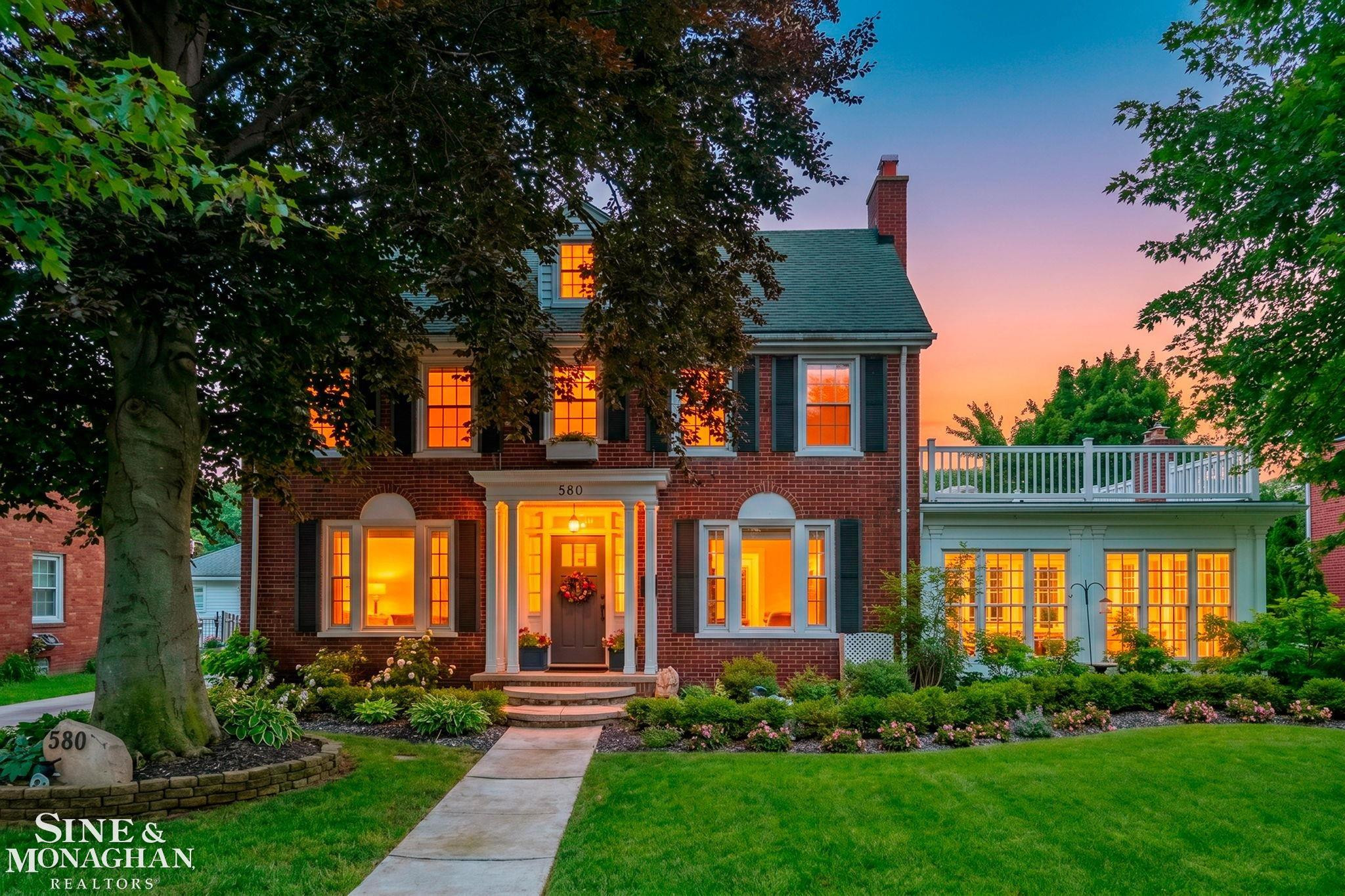 580 Hampton Road, Grosse Pointe Woods, MI 48236