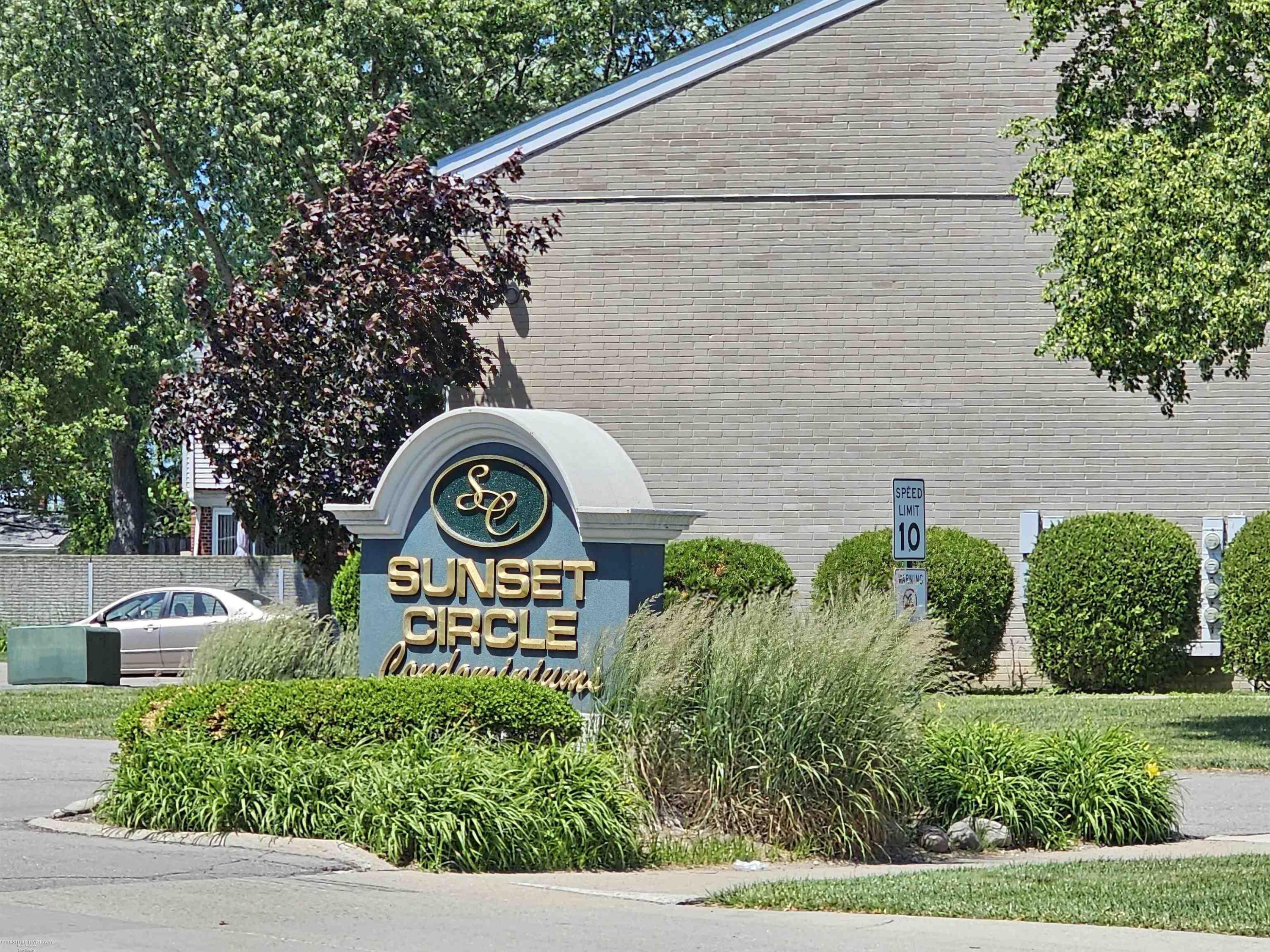 405 Sunset Lane, 34, Saint Clair Shores, MI 48082 — Photo 3