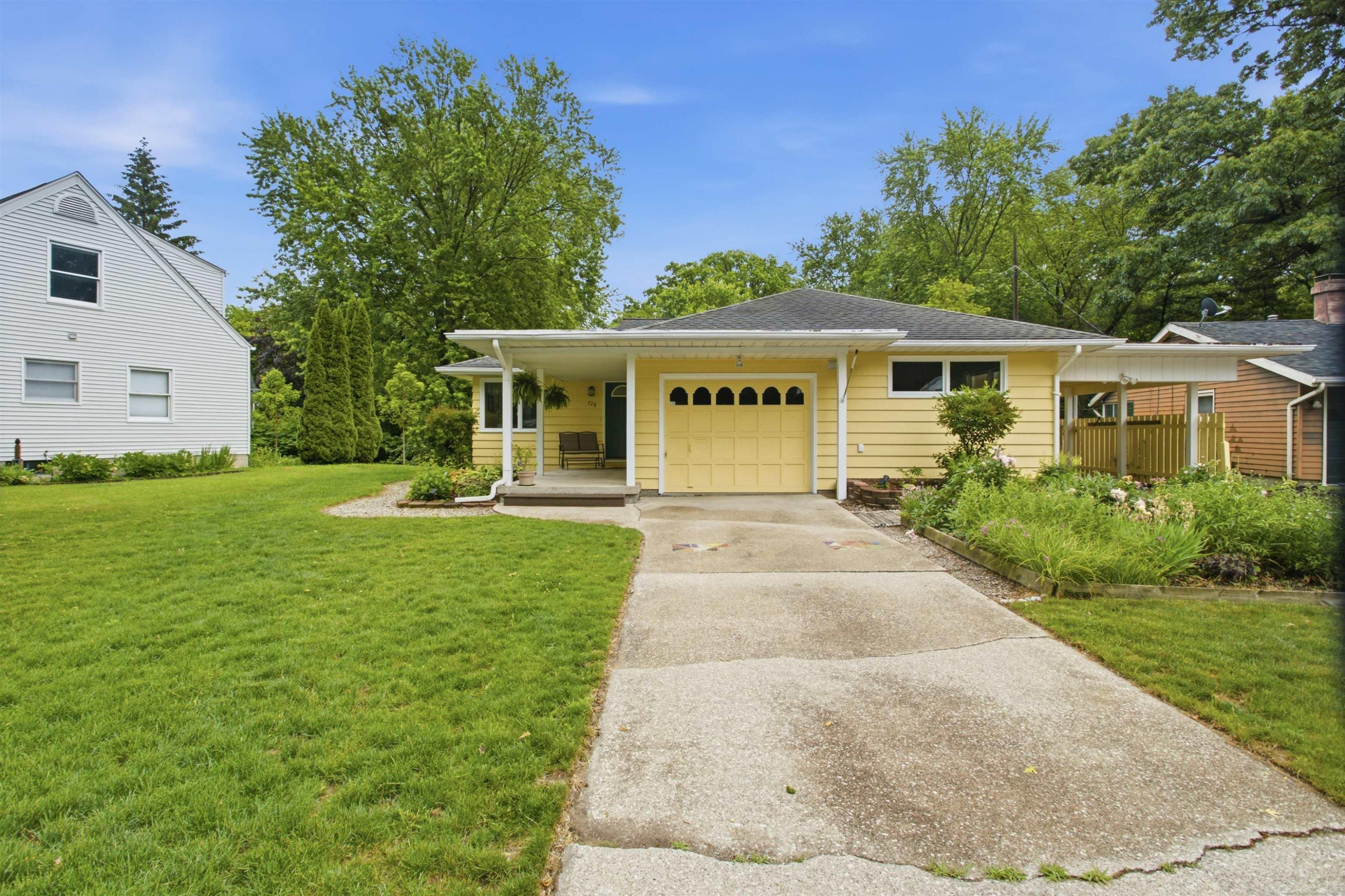 728 Lakeview Drive, Port Huron, MI 48060 — front exterior