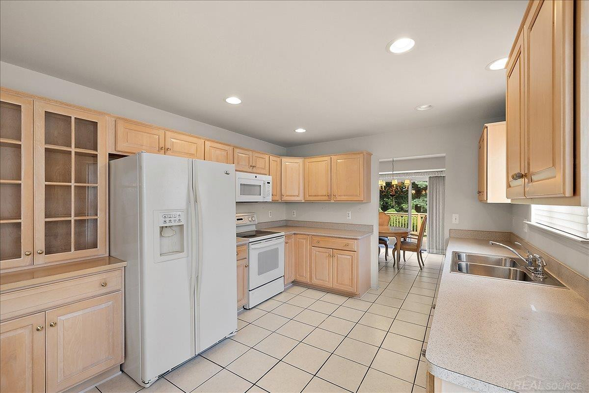 43350 Cove Drive, Clinton Twp, MI 48038 — Photo 13