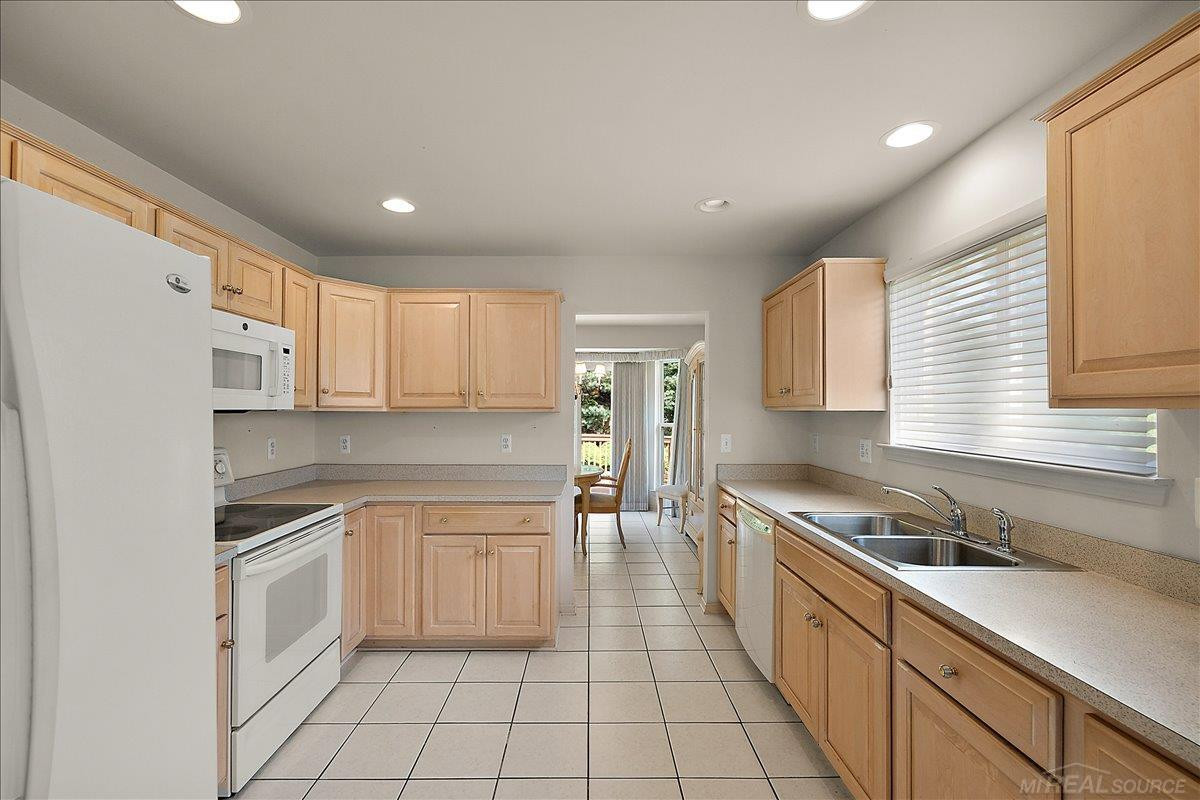 43350 Cove Drive, Clinton Twp, MI 48038 — Photo 14