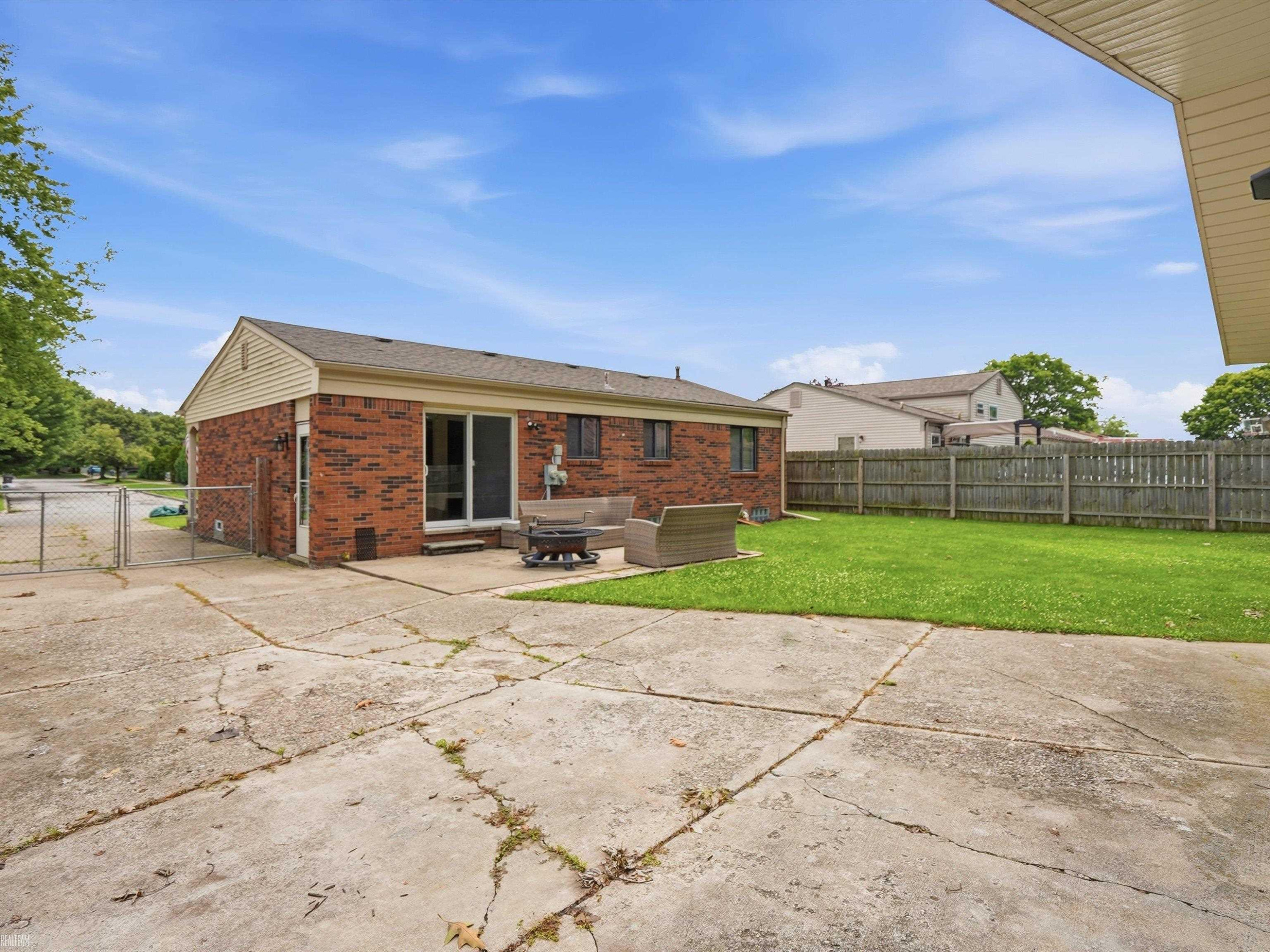 41605 Clayton Street, Clinton Twp, MI 48038 — Photo 27