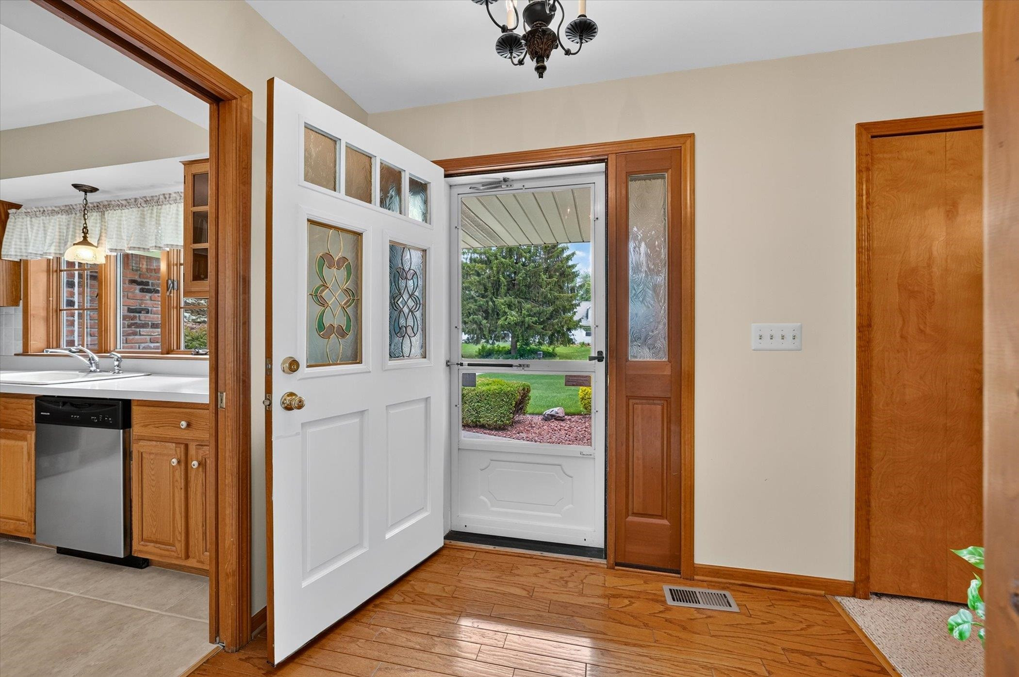 8800 Mary Ann Avenue, Shelby Twp, MI 48317 — Photo 5