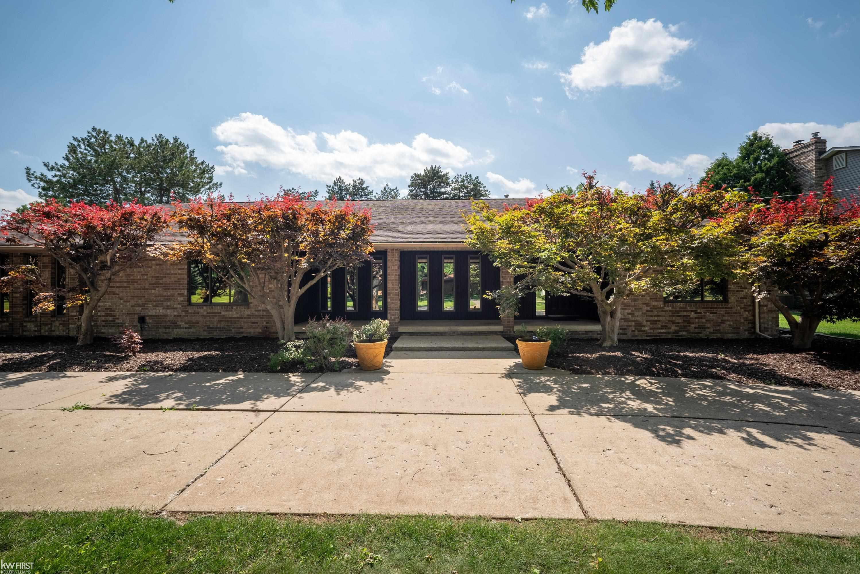 9394 Oakmont Oakmont Drive, Grand Blanc, MI 48439 — front exterior