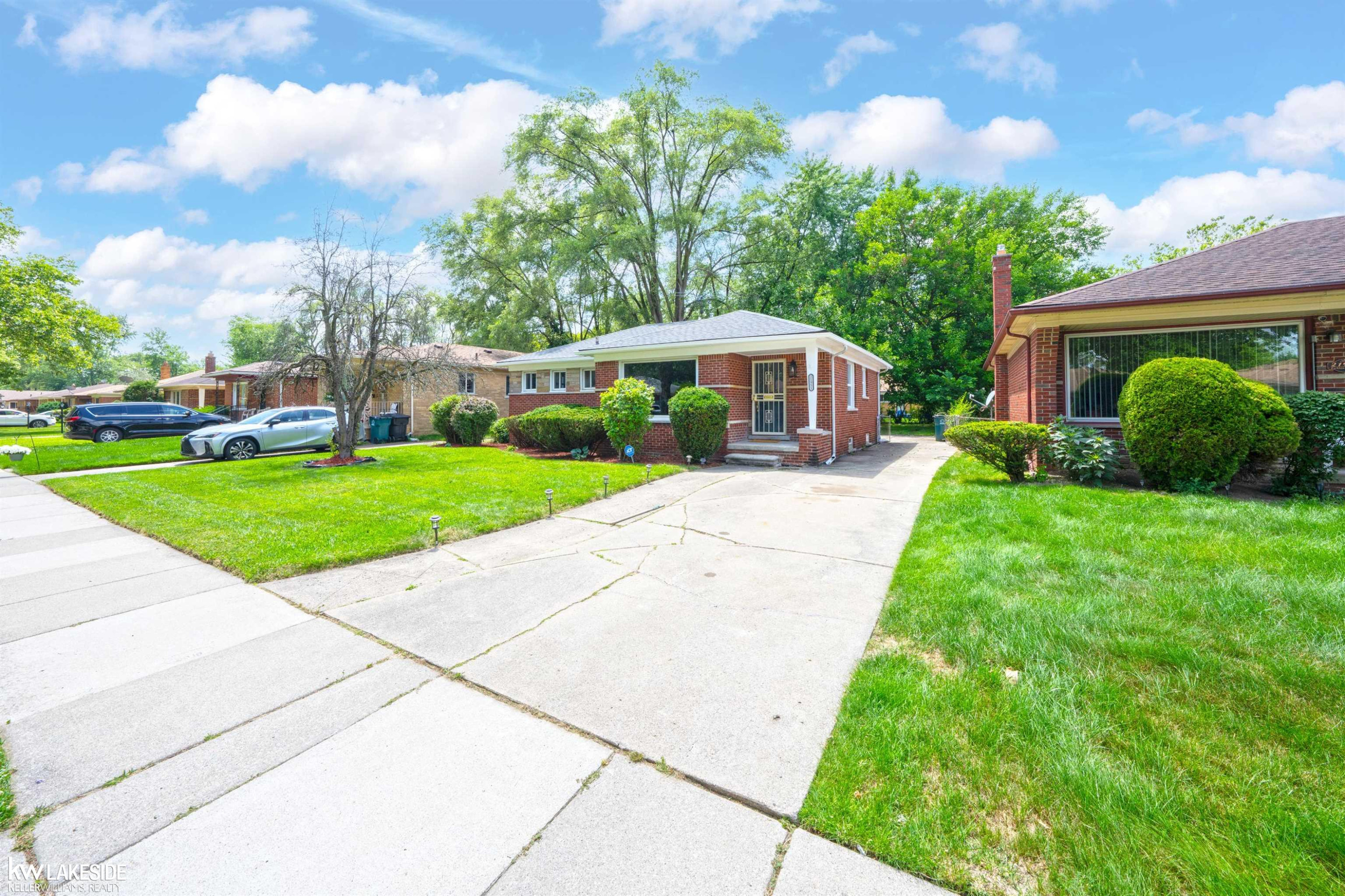 21951 Parklawn Street, Oak Park, MI 48237