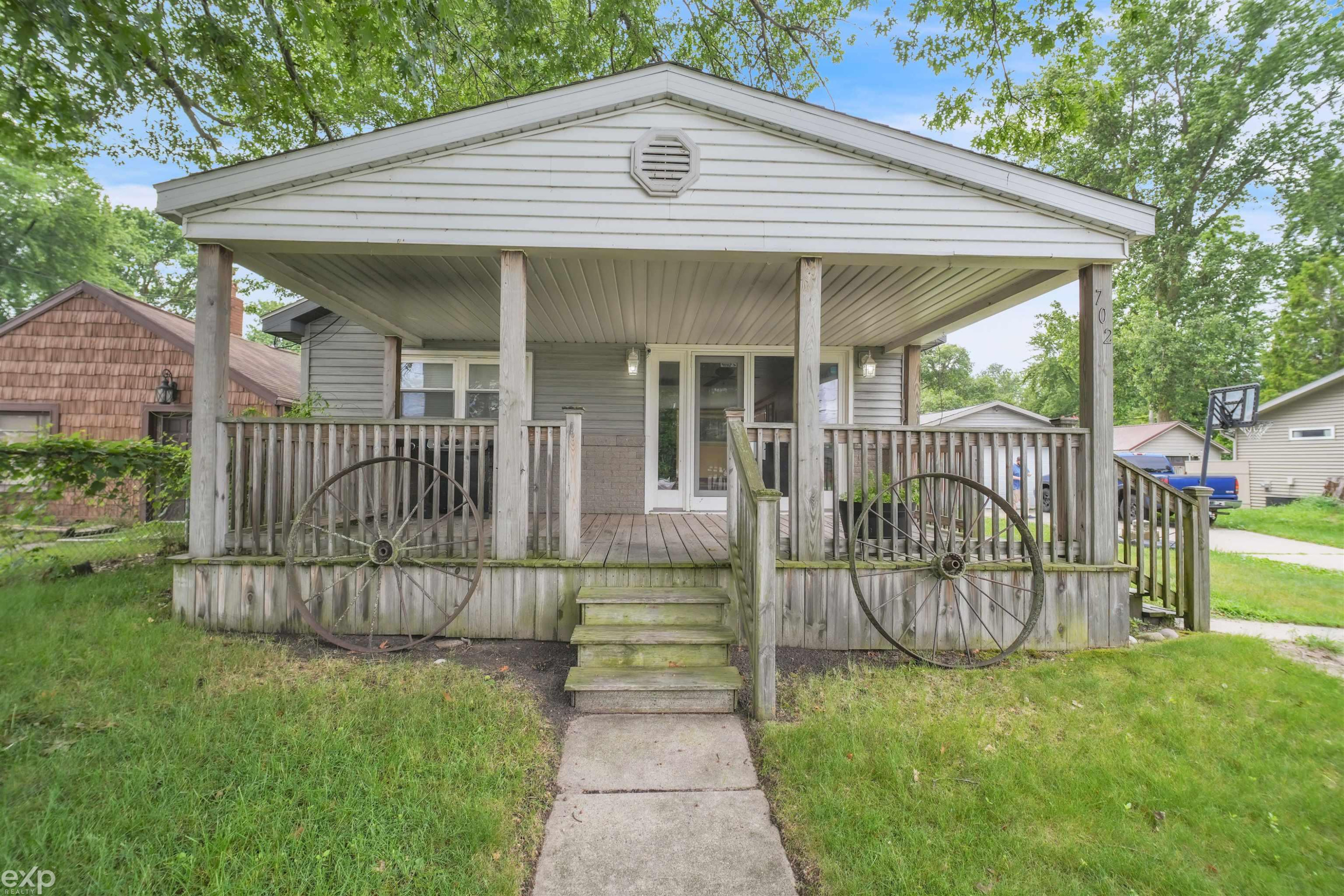 702 Bay Road, Bay City, MI 48706 — front exterior
