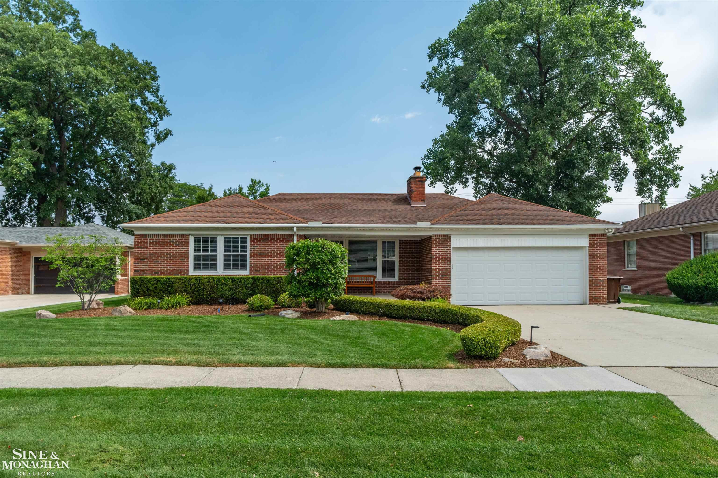 816 Hidden Lane, Grosse Pointe Woods, MI 48236 — front exterior