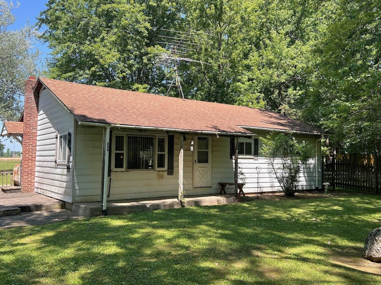 904 W Lovejoy Road, Perry, MI 48872 — front exterior