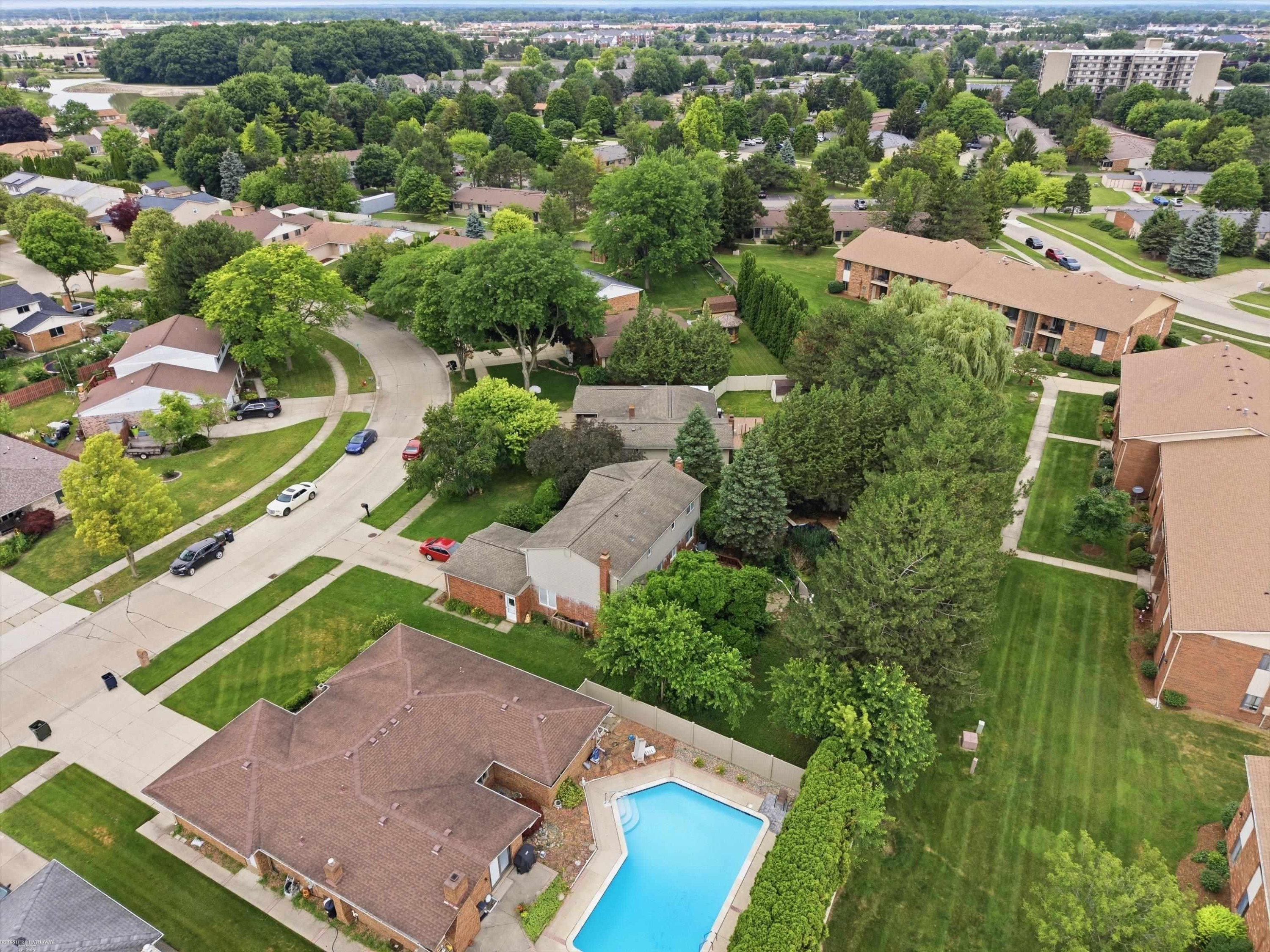 43456 Hillcrest Drive, Sterling Heights, MI 48313 — Photo 35