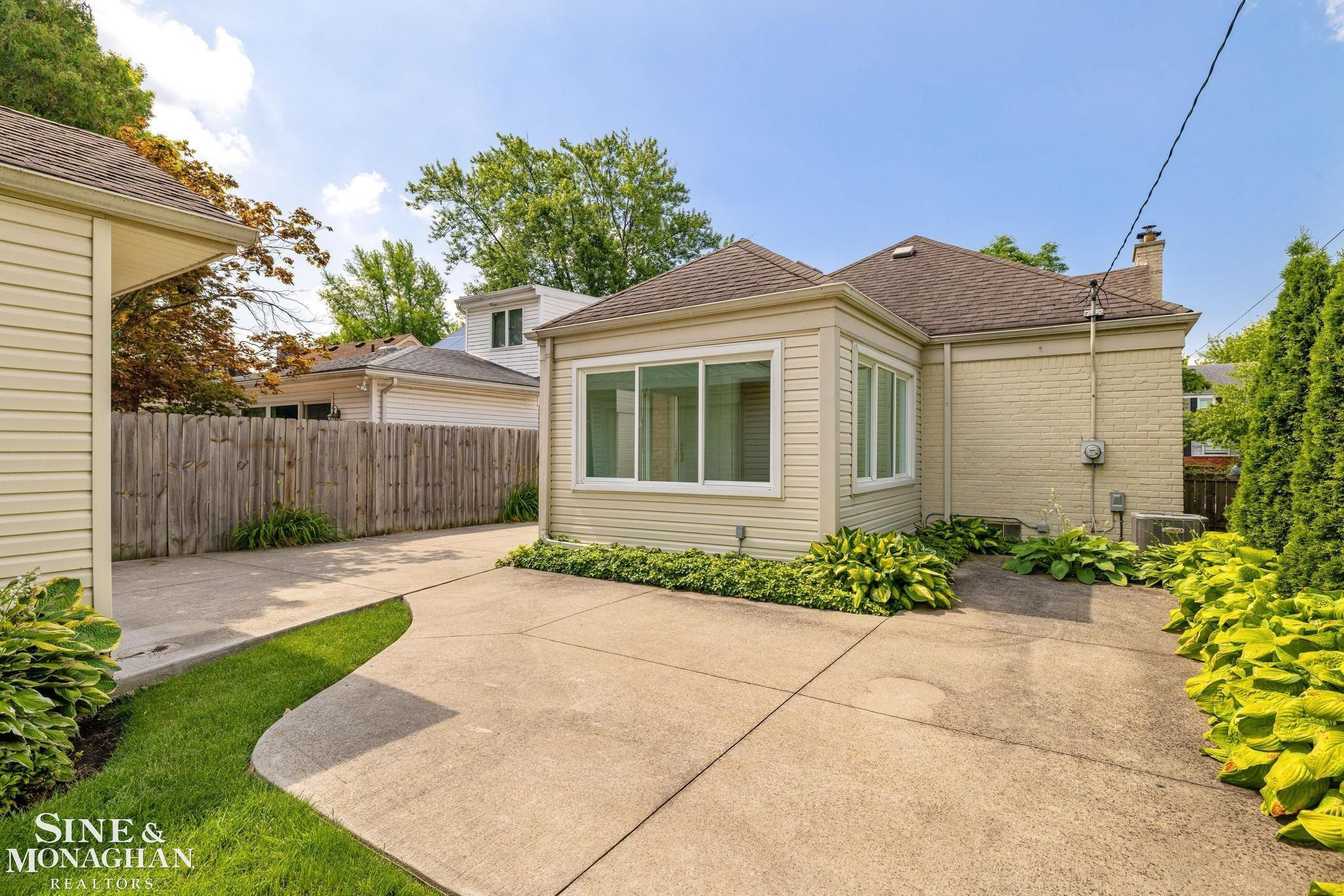 418 Hillcrest Avenue, Grosse Pointe Farms, MI 48236 — Photo 35