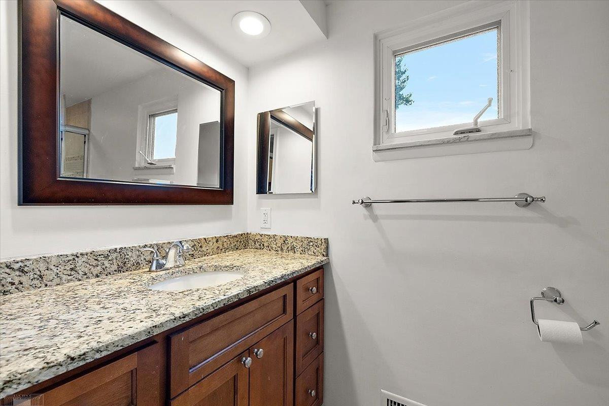 901 Hollywood Avenue, Grosse Pointe Woods, MI 48236 — Photo 40