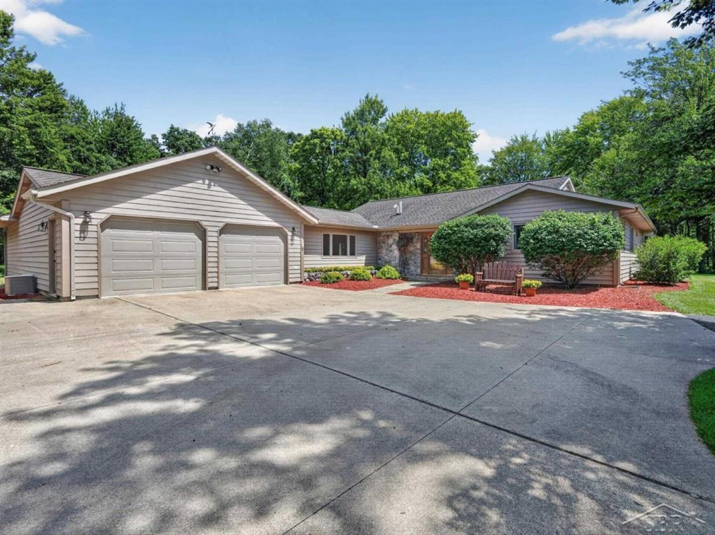457 E Mier Road, Sanford, MI 48657 — Photo 2