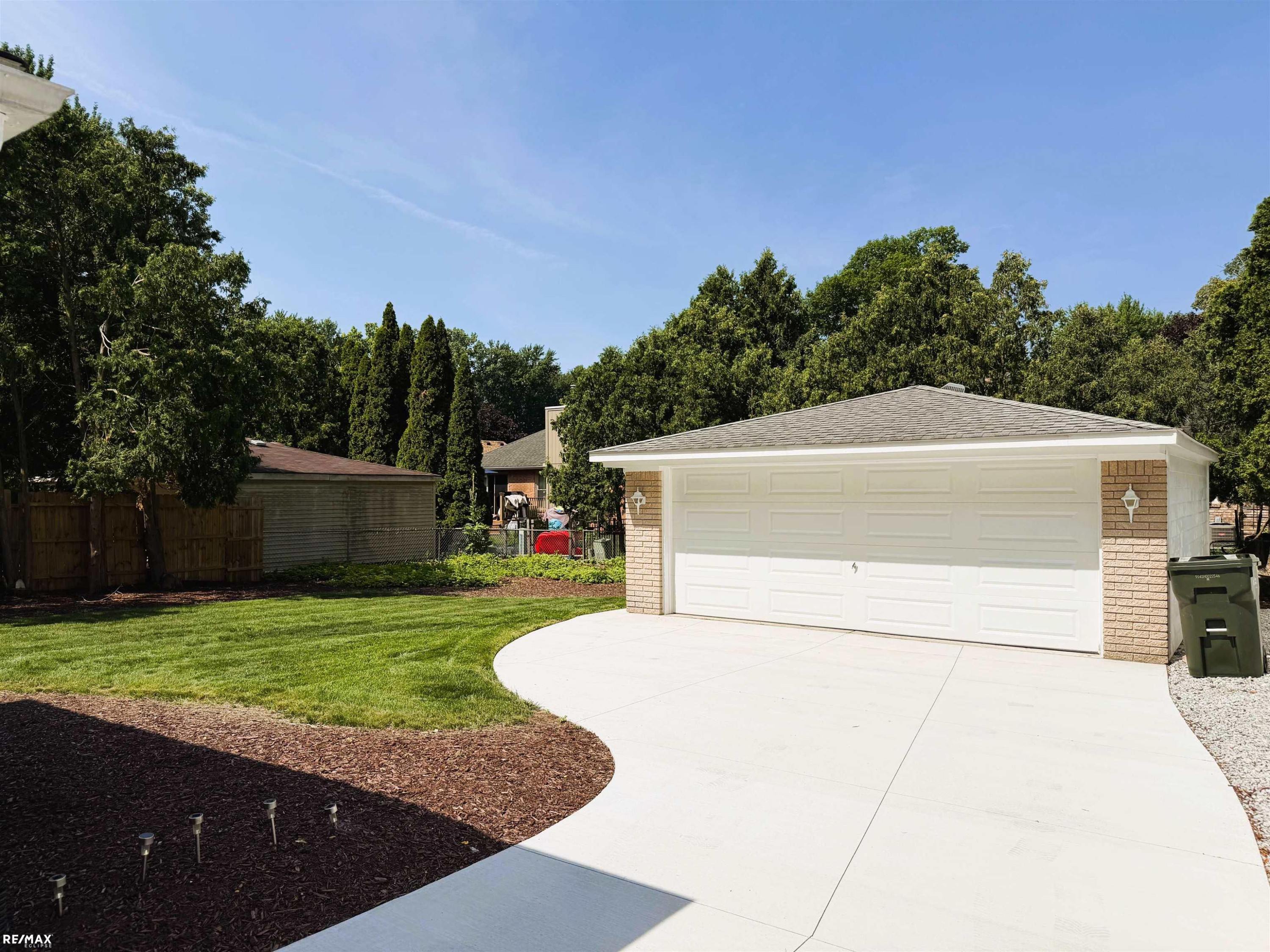 41171 Olivet Drive, Sterling Heights, MI 48313 — Photo 40