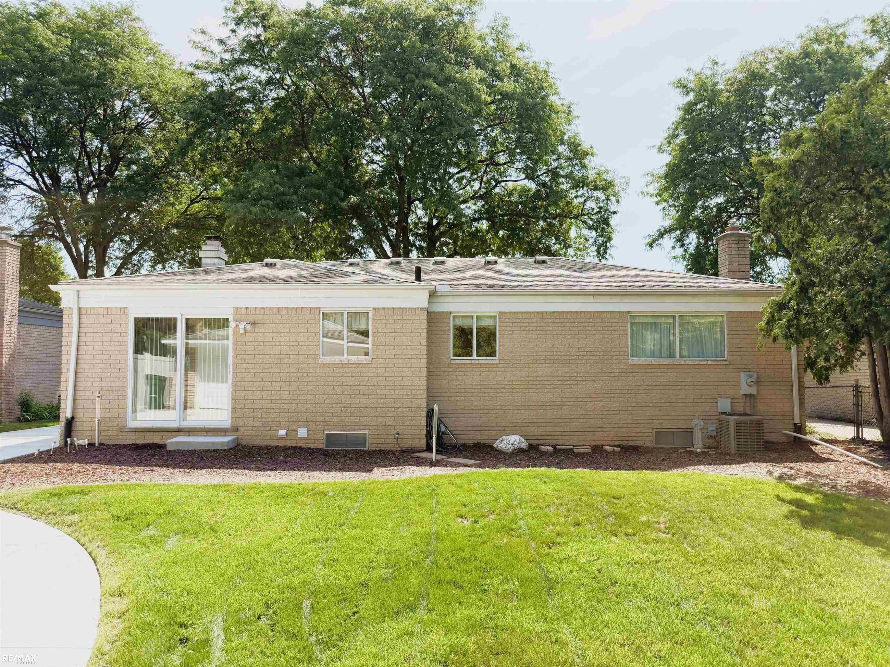 41171 Olivet Drive, Sterling Heights, MI 48313 — Photo 41