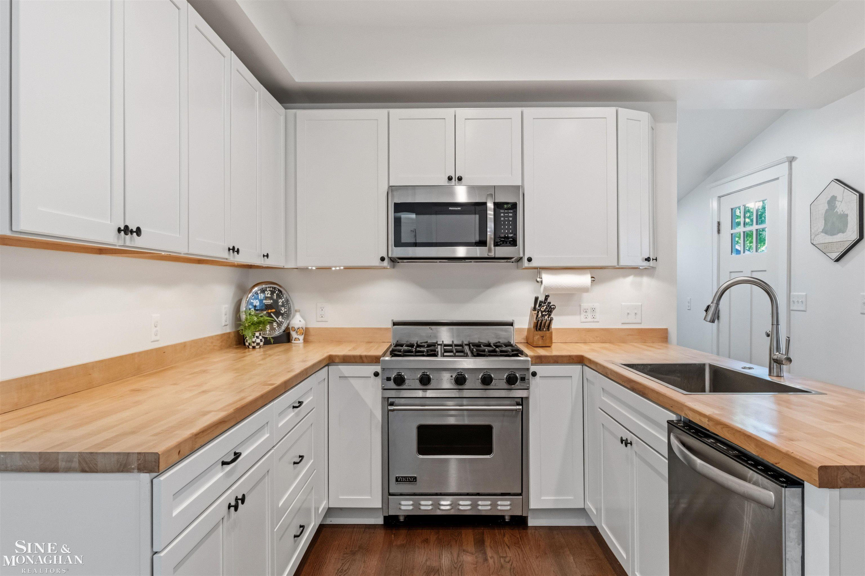 835 Cook Road, Grosse Pointe Woods, MI 48236 — Photo 12