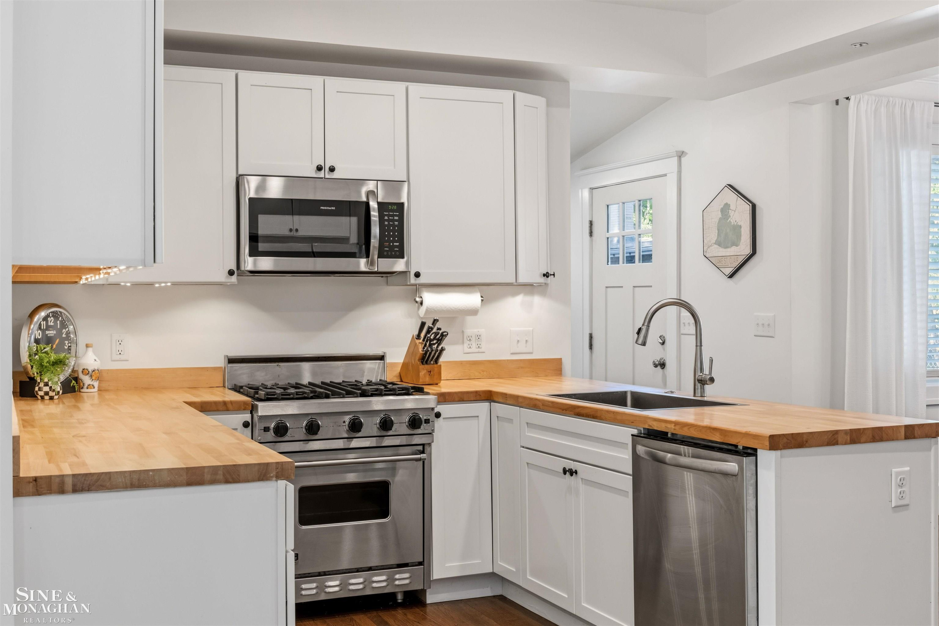 835 Cook Road, Grosse Pointe Woods, MI 48236 — Photo 17