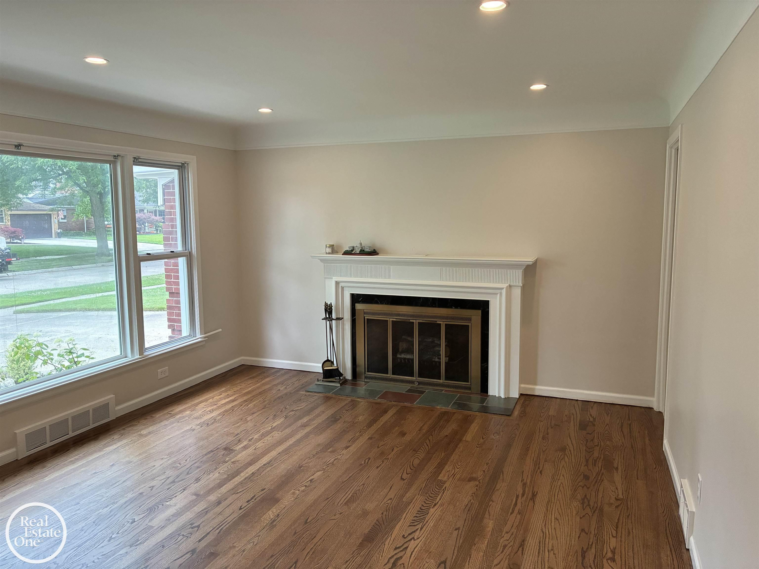 1072 S Brys Drive, Grosse Pointe Woods, MI 48236 — Photo 4