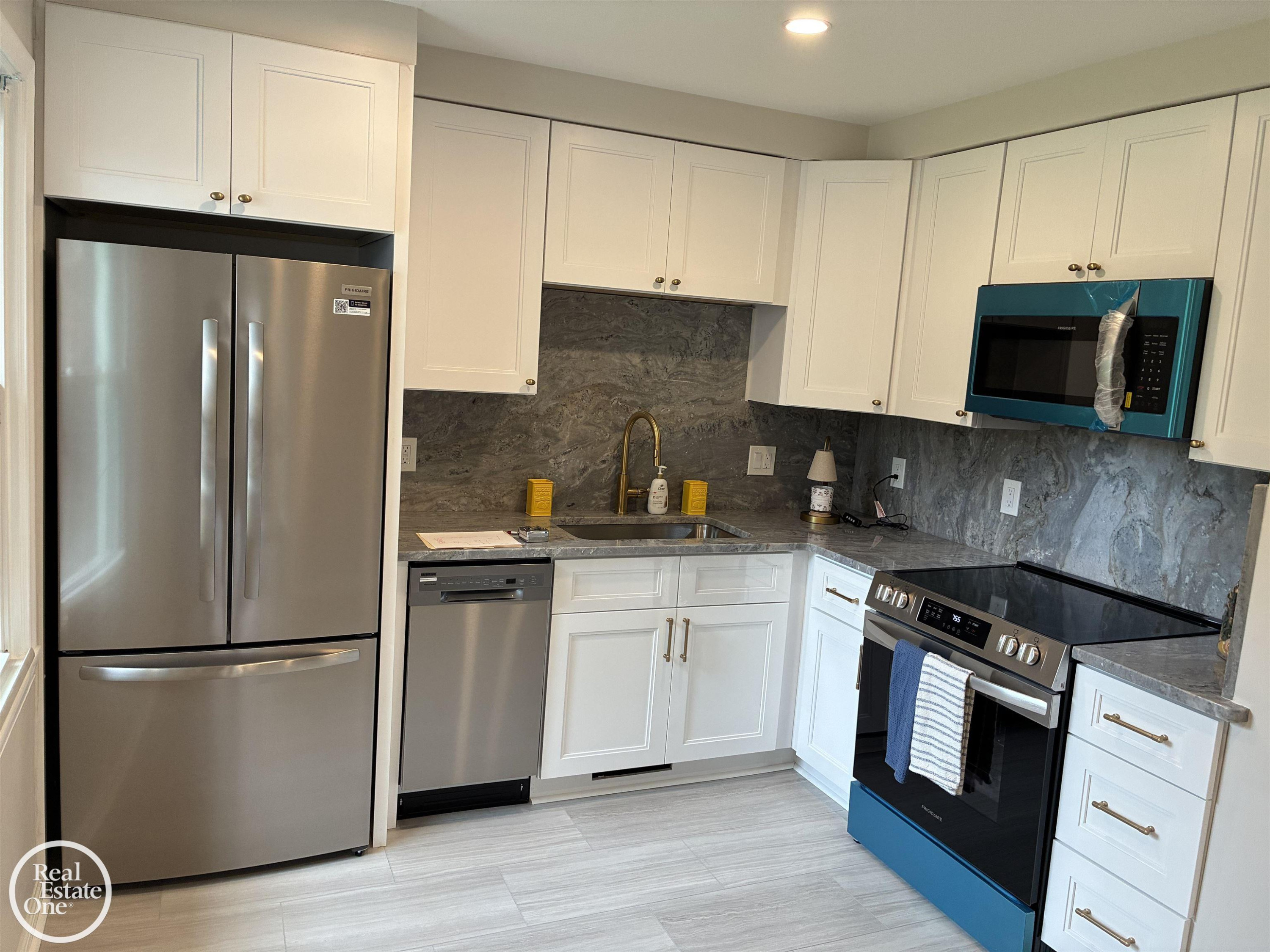 1072 S Brys Drive, Grosse Pointe Woods, MI 48236 — Photo 9