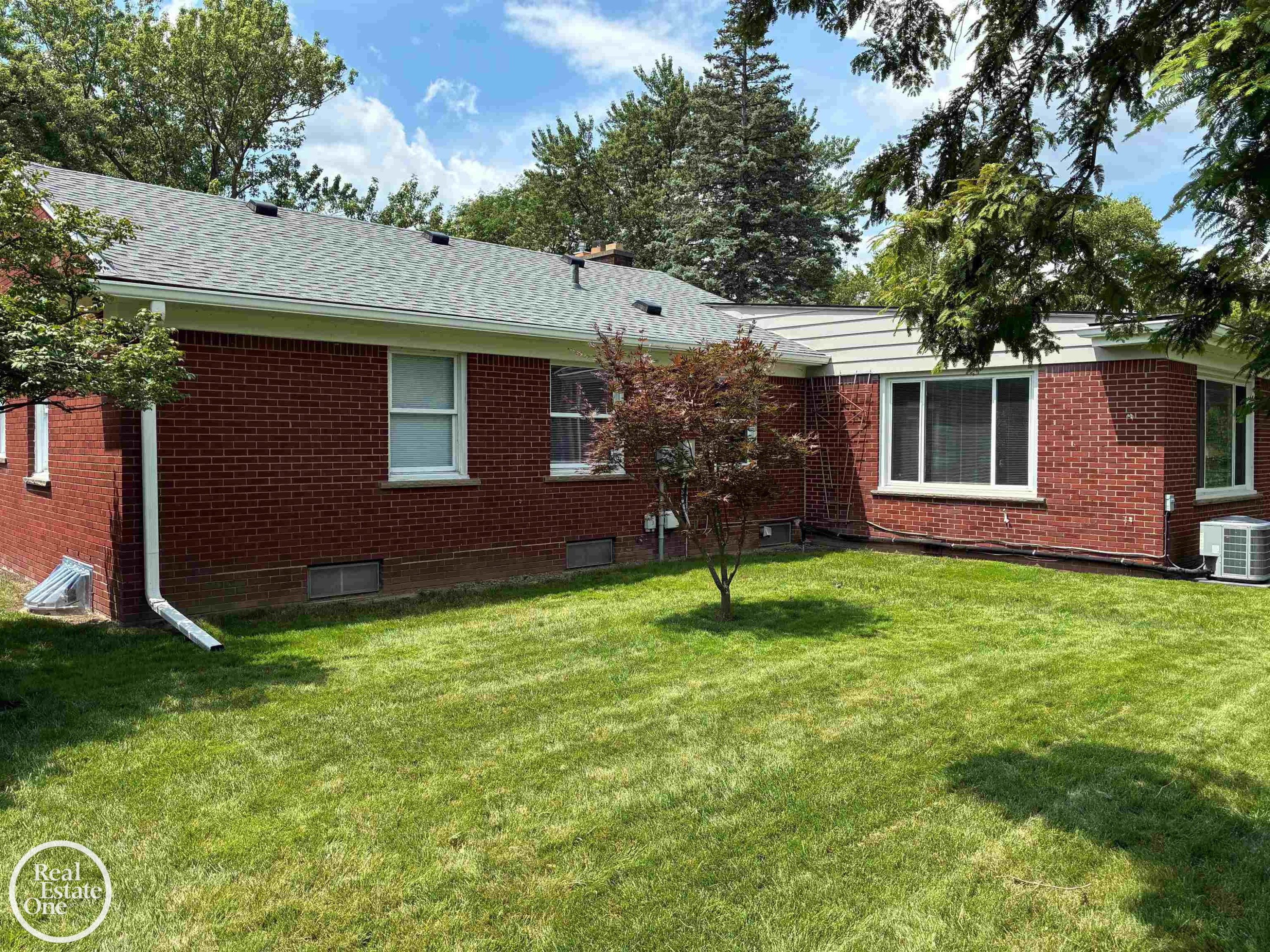 1072 S Brys Drive, Grosse Pointe Woods, MI 48236 — Photo 27